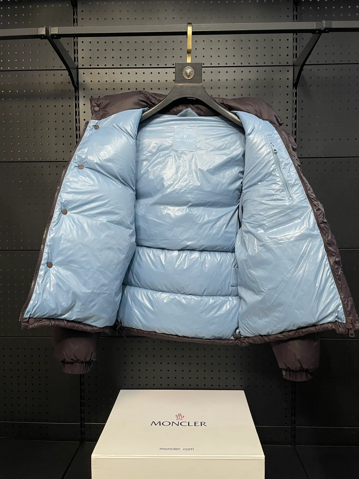 P780 Premium down ⬆️Moncler Cyclone 2-in-1 down jacket. ⚠️Goose down filling, small size filling 320g➕, easy to wear in winter in one piece. Changeable/jacket/hooded vest/stand collar vest/hooded down jacket. The Cyclone down jacket is equipped with detachable sleeves and can be worn as a vest or jacket.  The Cyclone down jacket is a modern take on the classic silhouette of the 1980s, with a new, simple silhouette. This short down jacket is made from nylon and features easily removable sleeves, allowing you to convert the jacket into a vest. A removable hood and contrast lining complete the design. Details •Made from nylon fabric •Nylon laqué lining •Down filling •Removable hood and sleeves •Zip and snap closure •Zip pockets •Elastic cuffs •Elastic drawstring hem Size : 1-5 Black Chocolate Couple.
