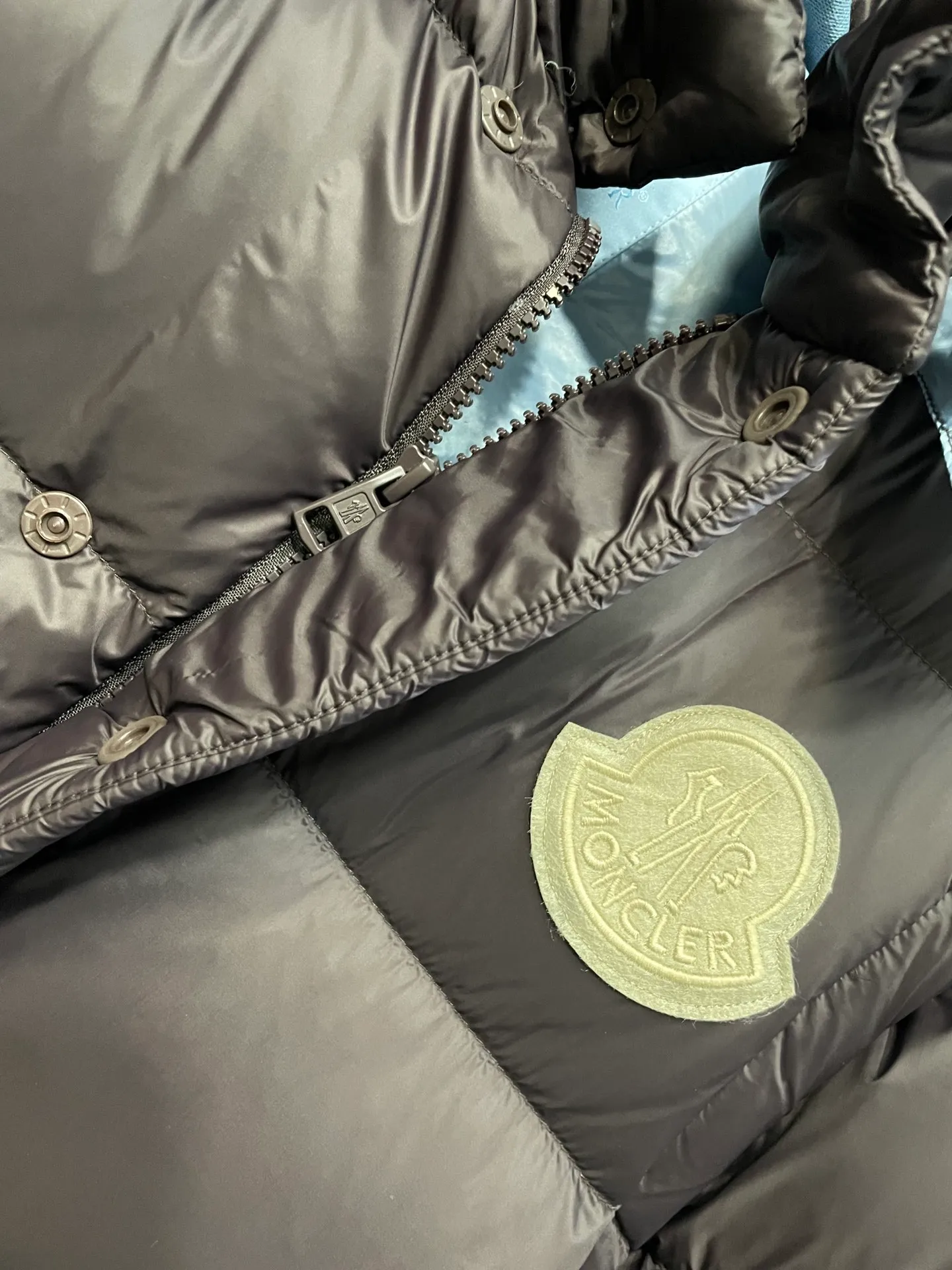 P780 Premium down ⬆️Moncler Cyclone 2-in-1 down jacket. ⚠️Goose down filling, small size filling 320g➕, easy to wear in winter in one piece. Changeable/jacket/hooded vest/stand collar vest/hooded down jacket. The Cyclone down jacket is equipped with detachable sleeves and can be worn as a vest or jacket.  The Cyclone down jacket is a modern take on the classic silhouette of the 1980s, with a new, simple silhouette. This short down jacket is made from nylon and features easily removable sleeves, allowing you to convert the jacket into a vest. A removable hood and contrast lining complete the design. Details •Made from nylon fabric •Nylon laqué lining •Down filling •Removable hood and sleeves •Zip and snap closure •Zip pockets •Elastic cuffs •Elastic drawstring hem Size : 1-5 Black Chocolate Couple.