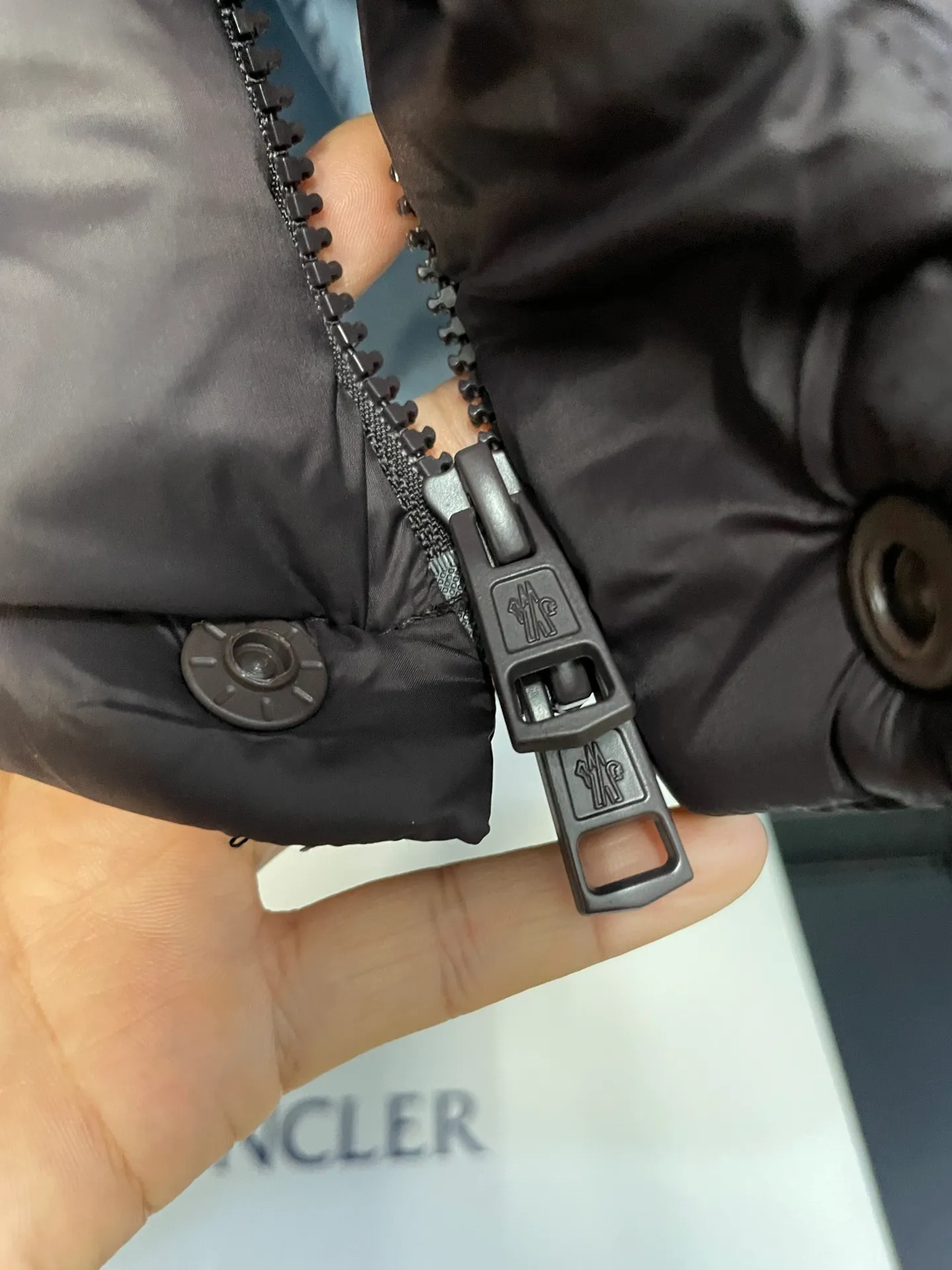 P780 Premium down ⬆️Moncler Cyclone 2-in-1 down jacket. ⚠️Goose down filling, small size filling 320g➕, easy to wear in winter in one piece. Changeable/jacket/hooded vest/stand collar vest/hooded down jacket. The Cyclone down jacket is equipped with detachable sleeves and can be worn as a vest or jacket.  The Cyclone down jacket is a modern take on the classic silhouette of the 1980s, with a new, simple silhouette. This short down jacket is made from nylon and features easily removable sleeves, allowing you to convert the jacket into a vest. A removable hood and contrast lining complete the design. Details •Made from nylon fabric •Nylon laqué lining •Down filling •Removable hood and sleeves •Zip and snap closure •Zip pockets •Elastic cuffs •Elastic drawstring hem Size : 1-5 Black Chocolate Couple.