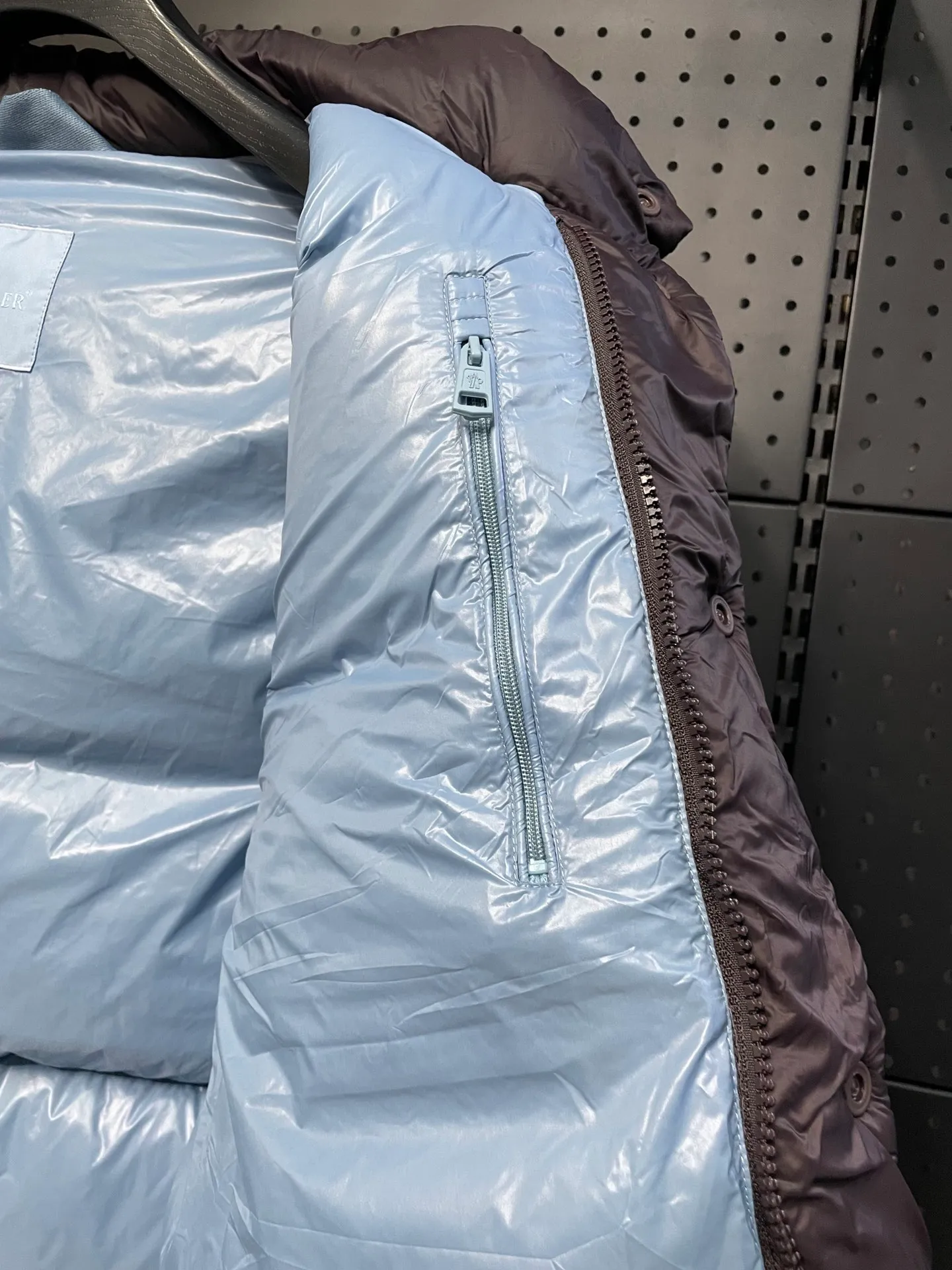P780 Premium down ⬆️Moncler Cyclone 2-in-1 down jacket. ⚠️Goose down filling, small size filling 320g➕, easy to wear in winter in one piece. Changeable/jacket/hooded vest/stand collar vest/hooded down jacket. The Cyclone down jacket is equipped with detachable sleeves and can be worn as a vest or jacket.  The Cyclone down jacket is a modern take on the classic silhouette of the 1980s, with a new, simple silhouette. This short down jacket is made from nylon and features easily removable sleeves, allowing you to convert the jacket into a vest. A removable hood and contrast lining complete the design. Details •Made from nylon fabric •Nylon laqué lining •Down filling •Removable hood and sleeves •Zip and snap closure •Zip pockets •Elastic cuffs •Elastic drawstring hem Size : 1-5 Black Chocolate Couple.