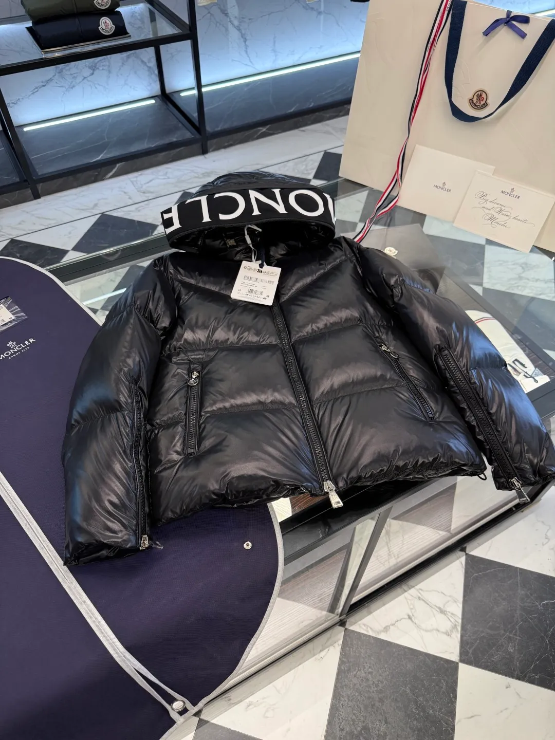 P1100 Moncler's new winter product Huppe women's short down jacket. It is super full of filling. It is different from the dry version on the market. More details are shot in real life.