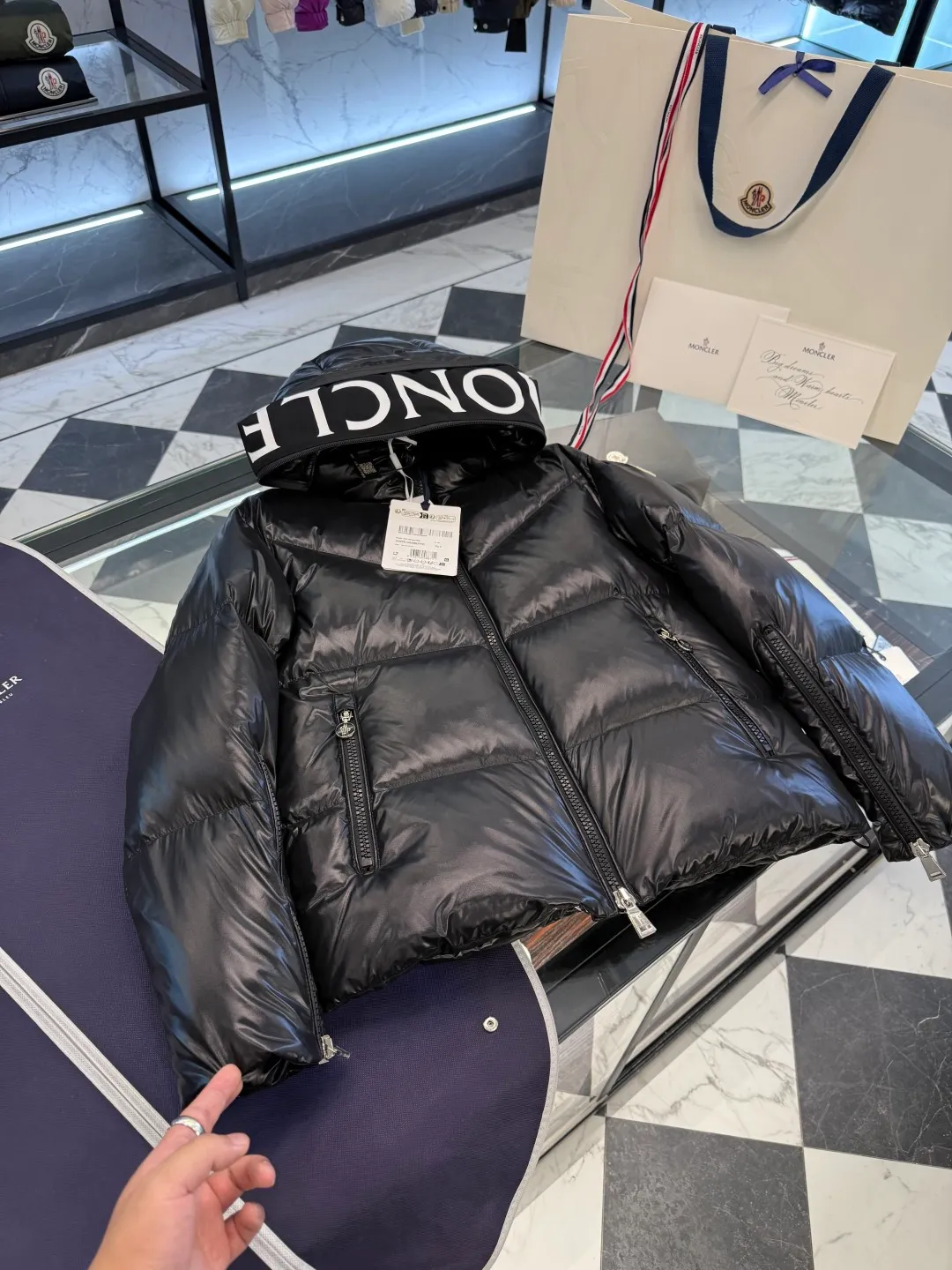 P1100 Moncler's new winter product Huppe women's short down jacket. It is super full of filling. It is different from the dry version on the market. More details are shot in real life.