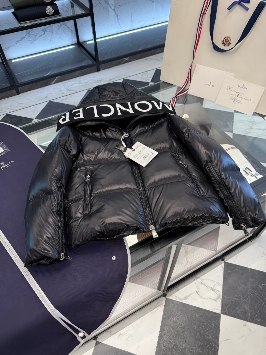 P1100 Moncler's new winter product Huppe women's short down jacket. It is super full of filling. It is different from the dry version on the market. More details are shot in real life.