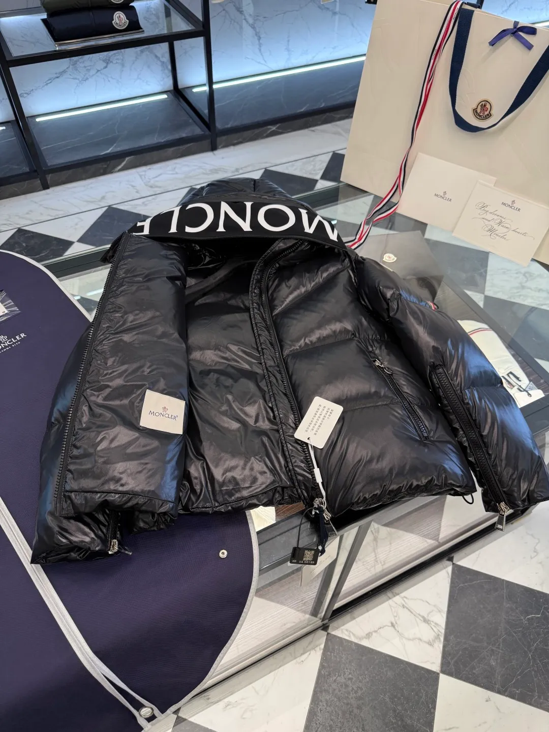 P1100 Moncler's new winter product Huppe women's short down jacket. It is super full of filling. It is different from the dry version on the market. More details are shot in real life.