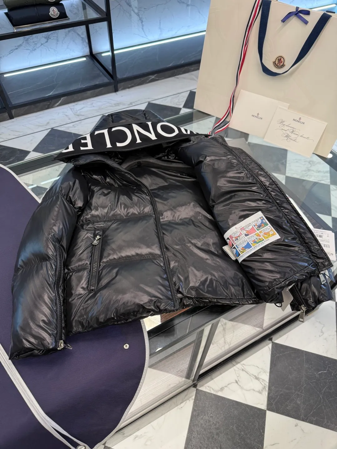 P1100 Moncler's new winter product Huppe women's short down jacket. It is super full of filling. It is different from the dry version on the market. More details are shot in real life.