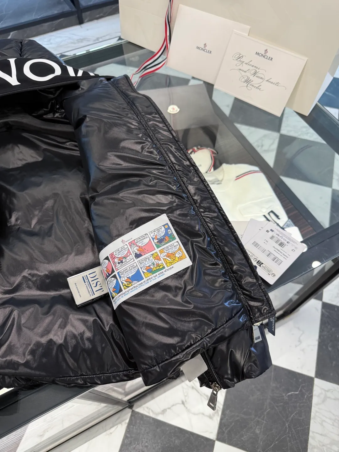 P1100 Moncler's new winter product Huppe women's short down jacket. It is super full of filling. It is different from the dry version on the market. More details are shot in real life.