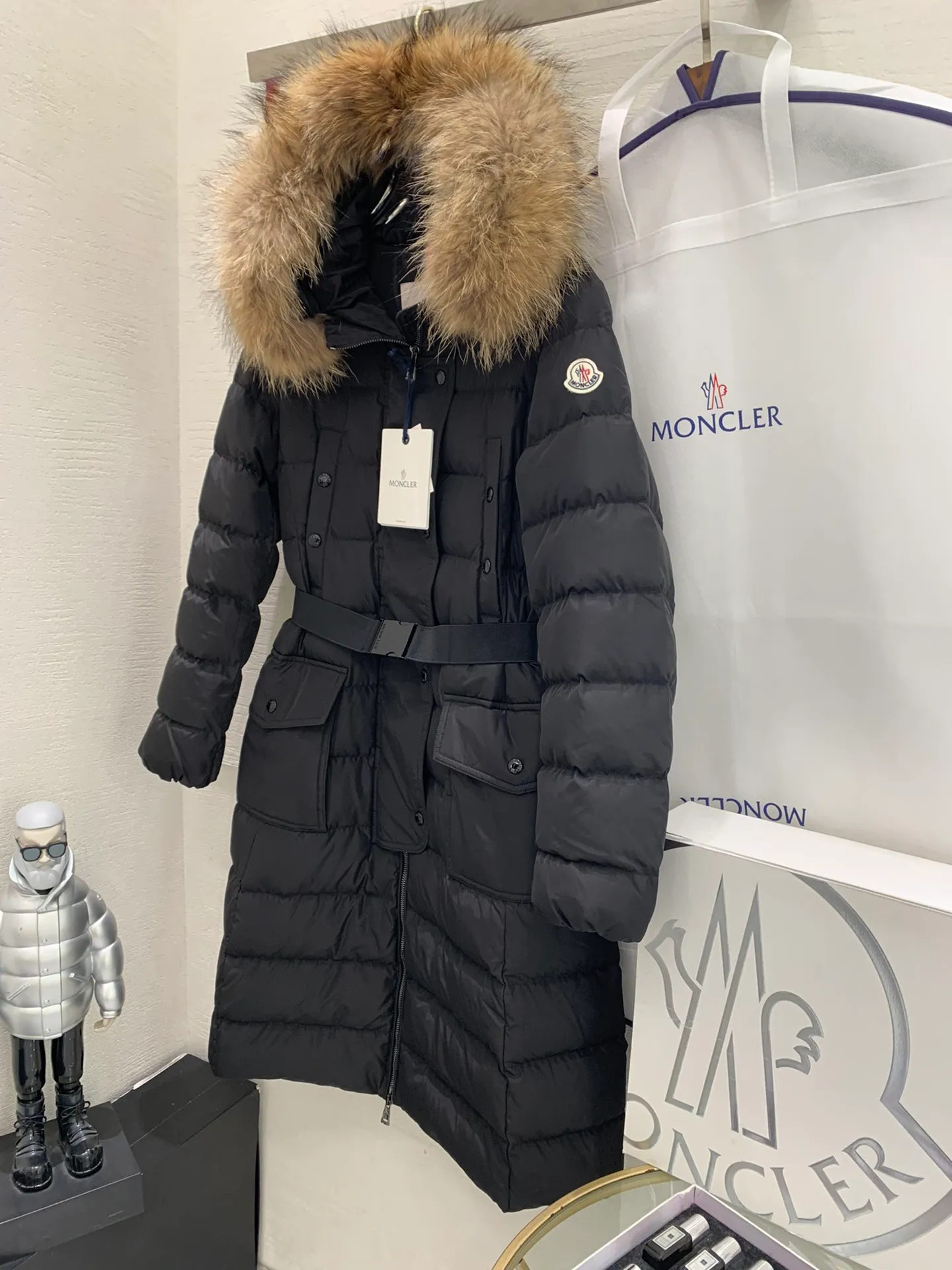 P1180 🔥🔥Moncler 2023 Autumn and Winter Popular Moncler Women's Down Jacket Hooded Long Sleeve Belt Waisted Fur Collar Down Jacket# The same style as the star Yang Mi. It is 90 pure white and mostly filled with duck down. As soon as this style came out, it immediately set off a European and Korean style. Internet celebrities from all over the world bought it one after another, and it was once out of stock. The belt style with golden ratio output makes the entire upper body look sweet and cute. The large fur collar serves as a fashion embellishment, making the entire down jacket look more upscale. The hardware is molded and customized, and even the belt must be reproduced 1:1. Three standards are complete, and the counters are synchronized.  Color: black Code number: 1.2.3.4