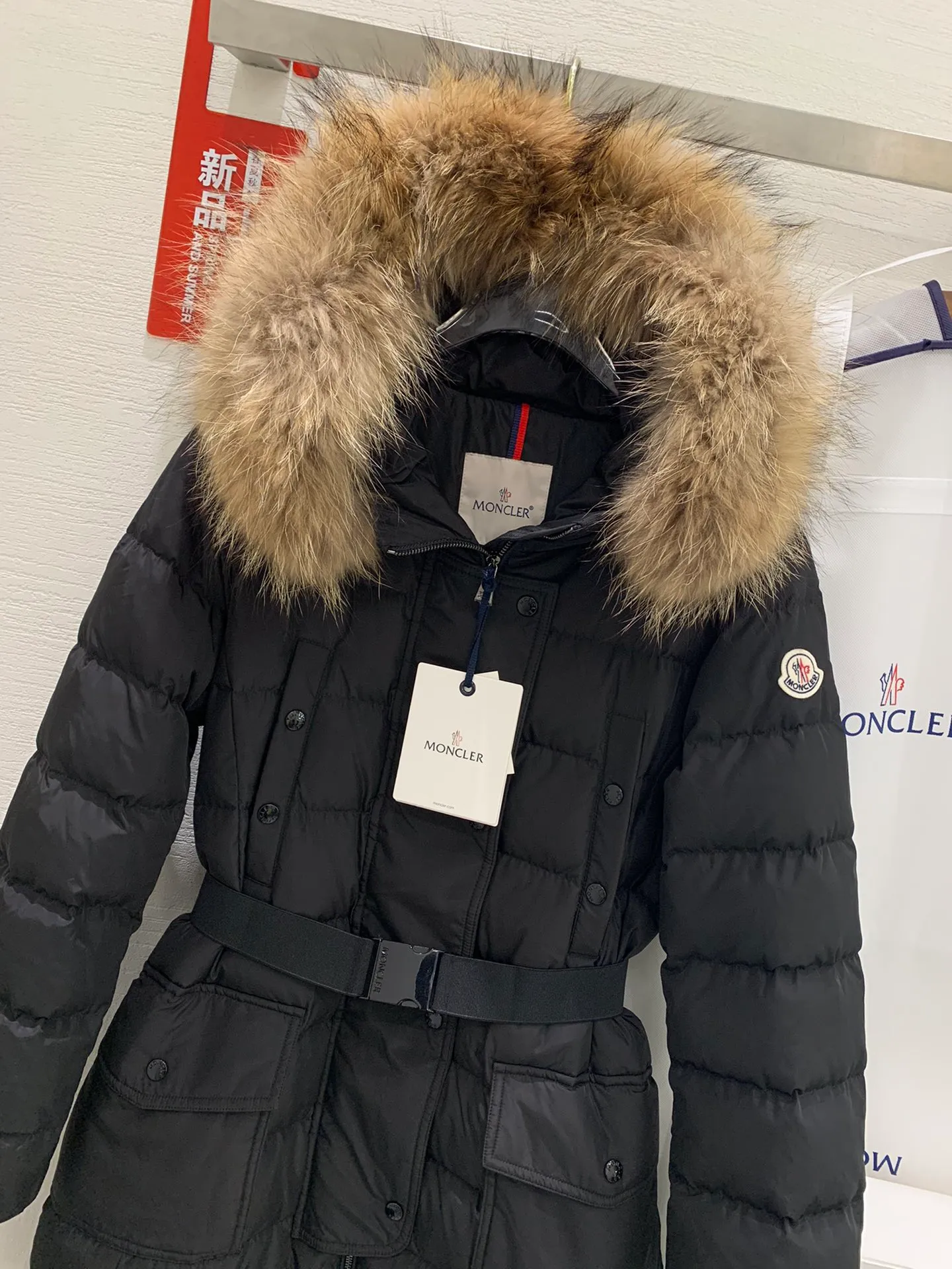P1180 🔥🔥Moncler 2023 Autumn and Winter Popular Moncler Women's Down Jacket Hooded Long Sleeve Belt Waisted Fur Collar Down Jacket# The same style as the star Yang Mi. It is 90 pure white and mostly filled with duck down. As soon as this style came out, it immediately set off a European and Korean style. Internet celebrities from all over the world bought it one after another, and it was once out of stock. The belt style with golden ratio output makes the entire upper body look sweet and cute. The large fur collar serves as a fashion embellishment, making the entire down jacket look more upscale. The hardware is molded and customized, and even the belt must be reproduced 1:1. Three standards are complete, and the counters are synchronized.  Color: black Code number: 1.2.3.4