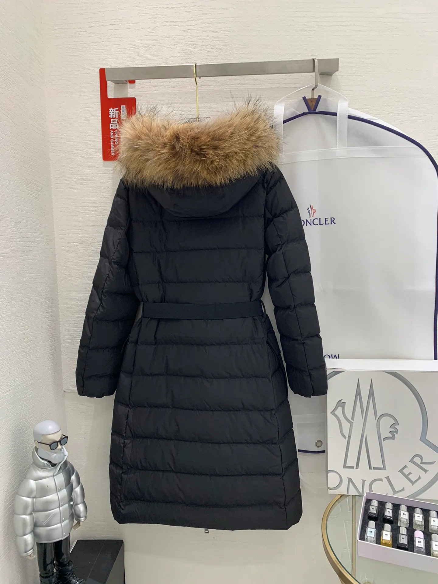 P1180 🔥🔥Moncler 2023 Autumn and Winter Popular Moncler Women's Down Jacket Hooded Long Sleeve Belt Waisted Fur Collar Down Jacket# The same style as the star Yang Mi. It is 90 pure white and mostly filled with duck down. As soon as this style came out, it immediately set off a European and Korean style. Internet celebrities from all over the world bought it one after another, and it was once out of stock. The belt style with golden ratio output makes the entire upper body look sweet and cute. The large fur collar serves as a fashion embellishment, making the entire down jacket look more upscale. The hardware is molded and customized, and even the belt must be reproduced 1:1. Three standards are complete, and the counters are synchronized.  Color: black Code number: 1.2.3.4