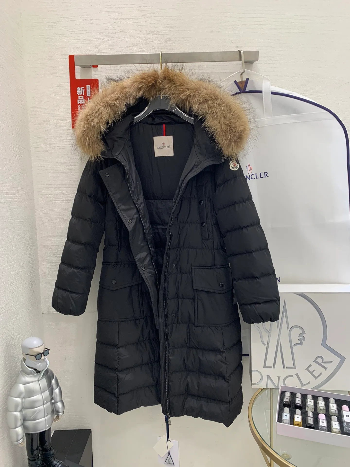 P1180 🔥🔥Moncler 2023 Autumn and Winter Popular Moncler Women's Down Jacket Hooded Long Sleeve Belt Waisted Fur Collar Down Jacket# The same style as the star Yang Mi. It is 90 pure white and mostly filled with duck down. As soon as this style came out, it immediately set off a European and Korean style. Internet celebrities from all over the world bought it one after another, and it was once out of stock. The belt style with golden ratio output makes the entire upper body look sweet and cute. The large fur collar serves as a fashion embellishment, making the entire down jacket look more upscale. The hardware is molded and customized, and even the belt must be reproduced 1:1. Three standards are complete, and the counters are synchronized.  Color: black Code number: 1.2.3.4