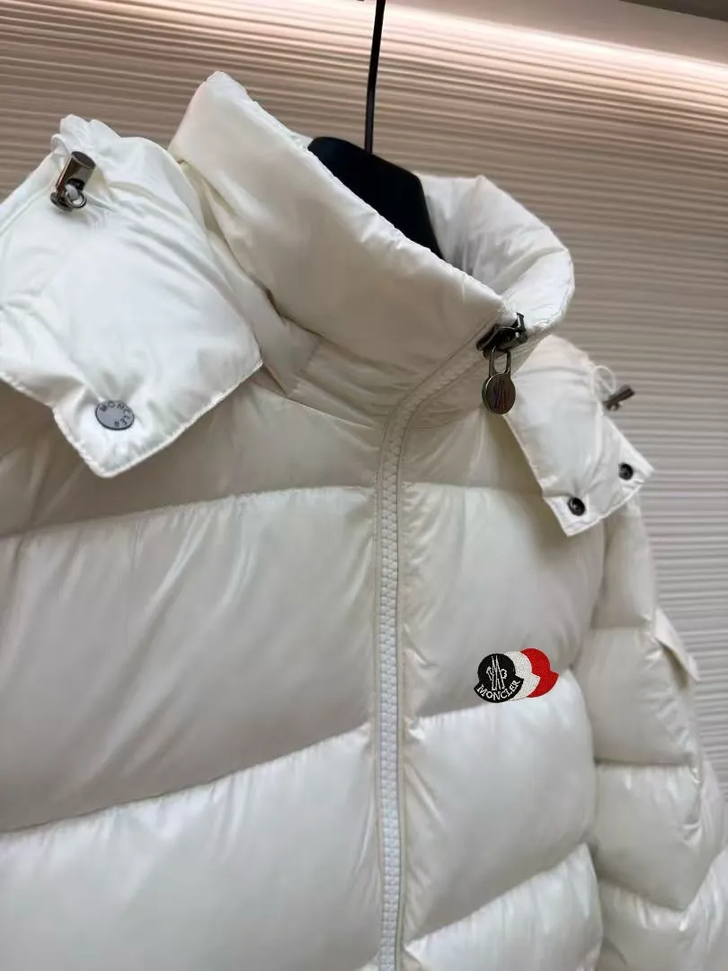 P720 MONCLER Meng Mouth Maya Down Jacket: Color/off-white, black Size: M. L. Zipper pendant with custom logo Fabric: 400D bright nylon, anti-fouling, anti-wrinkle, waterproof and windproof, very wear-resistant, breathable and comfortable.           Embroidery: Straight lines, smooth curves, dense and neat stitches, no jagged edges, flat embroidery surface, no skewed threads, consistent stitch length, no bottom exposed, no overlap, smooth embroidery surface, no ink marks and other stains. Advanced imported embroidery machines are used to ensure embroidery quality.