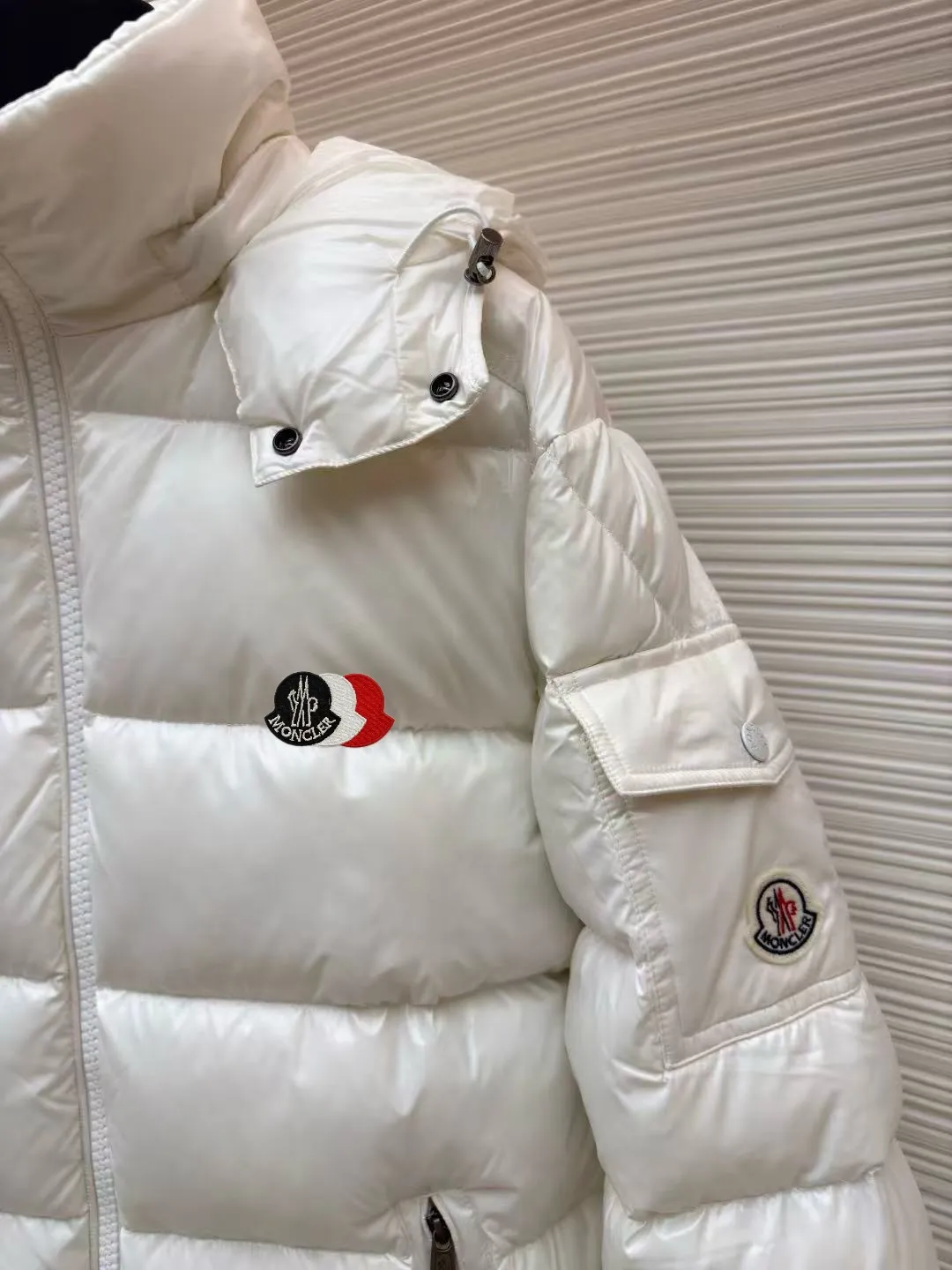P720 MONCLER Meng Mouth Maya Down Jacket: Color/off-white, black Size: M. L. Zipper pendant with custom logo Fabric: 400D bright nylon, anti-fouling, anti-wrinkle, waterproof and windproof, very wear-resistant, breathable and comfortable.           Embroidery: Straight lines, smooth curves, dense and neat stitches, no jagged edges, flat embroidery surface, no skewed threads, consistent stitch length, no bottom exposed, no overlap, smooth embroidery surface, no ink marks and other stains. Advanced imported embroidery machines are used to ensure embroidery quality.