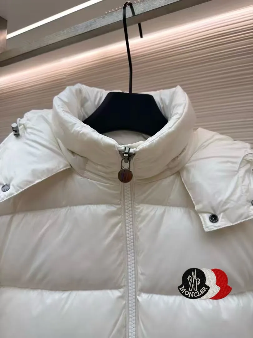 P720 MONCLER Meng Mouth Maya Down Jacket: Color/off-white, black Size: M. L. Zipper pendant with custom logo Fabric: 400D bright nylon, anti-fouling, anti-wrinkle, waterproof and windproof, very wear-resistant, breathable and comfortable.           Embroidery: Straight lines, smooth curves, dense and neat stitches, no jagged edges, flat embroidery surface, no skewed threads, consistent stitch length, no bottom exposed, no overlap, smooth embroidery surface, no ink marks and other stains. Advanced imported embroidery machines are used to ensure embroidery quality.