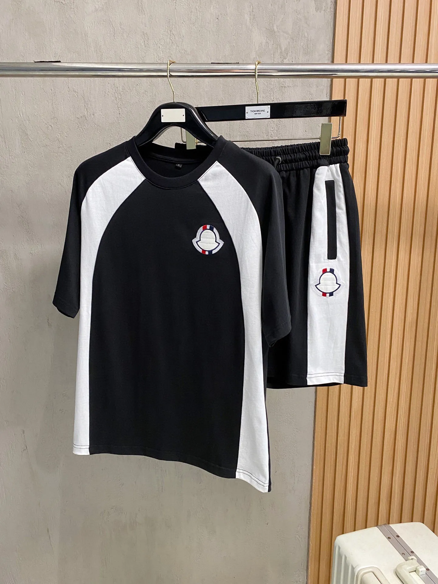 P570 Brand [MONCLER Mouth Covered] 2025 round neck short-sleeved shorts suit. The pure cotton fabric upper body will not be stuffy, the smooth and comfortable skin-friendly effect is more breathable, the fabric has its own texture, classic logo technology, a new interpretation from a unique angle, fashionable and versatile choice! Size: M-3XL (maximum wear: 190 pounds)