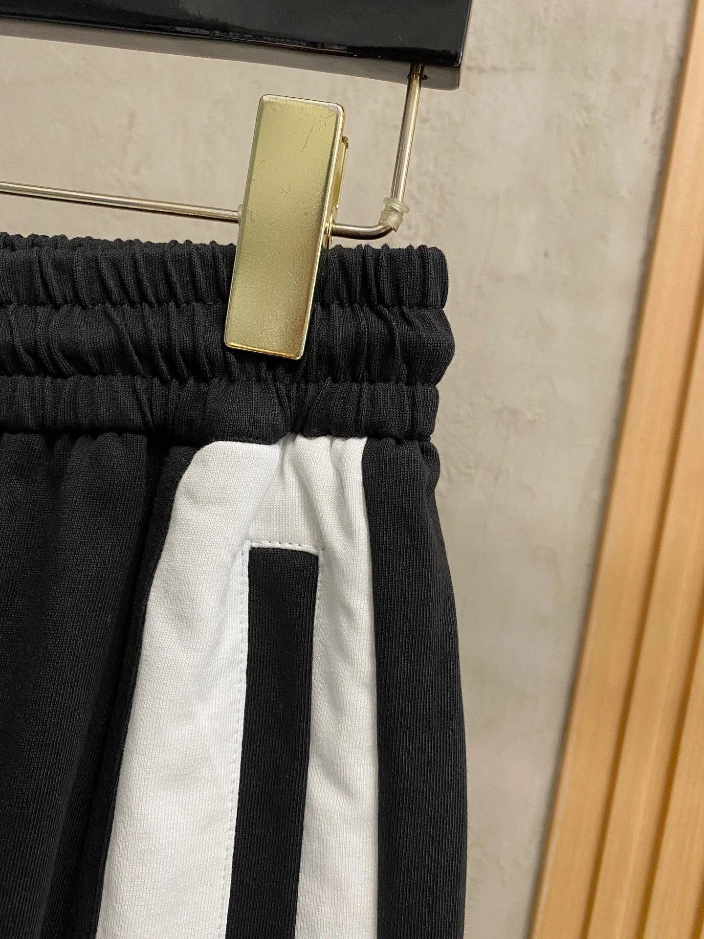P570 Brand [MONCLER Mouth Covered] 2025 round neck short-sleeved shorts suit. The pure cotton fabric upper body will not be stuffy, the smooth and comfortable skin-friendly effect is more breathable, the fabric has its own texture, classic logo technology, a new interpretation from a unique angle, fashionable and versatile choice! Size: M-3XL (maximum wear: 190 pounds)