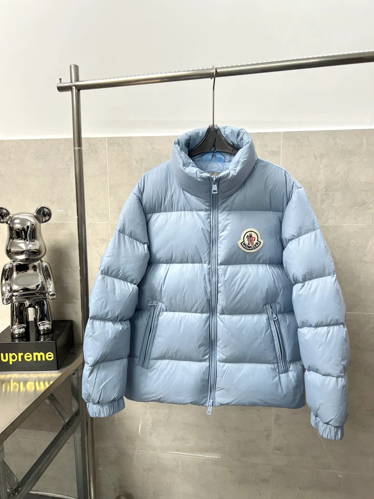 P800 Moncler autumn and winter new big label stand collar down jacket. Original customized hardware accessories. All imported original customization. Absolutely high quality. Full and fluffy. Super heavy-duty fabric. Excellent workmanship. Perfect version. Fabric is super comfortable. Same style for men and women. Color: black and sky blue. Size: 12345