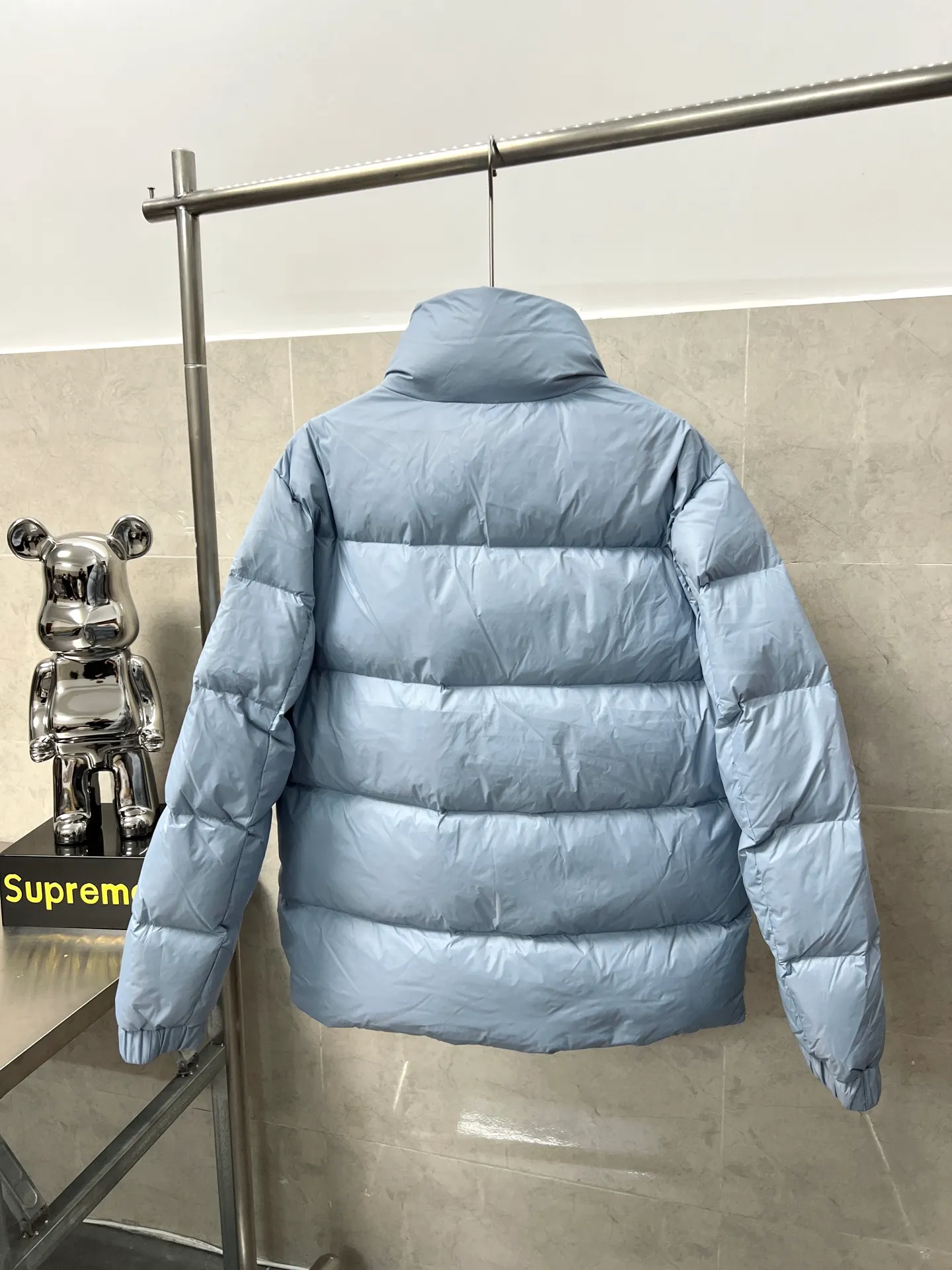 P800 Moncler autumn and winter new big label stand collar down jacket. Original customized hardware accessories. All imported original customization. Absolutely high quality. Full and fluffy. Super heavy-duty fabric. Excellent workmanship. Perfect version. Fabric is super comfortable. Same style for men and women. Color: black and sky blue. Size: 12345