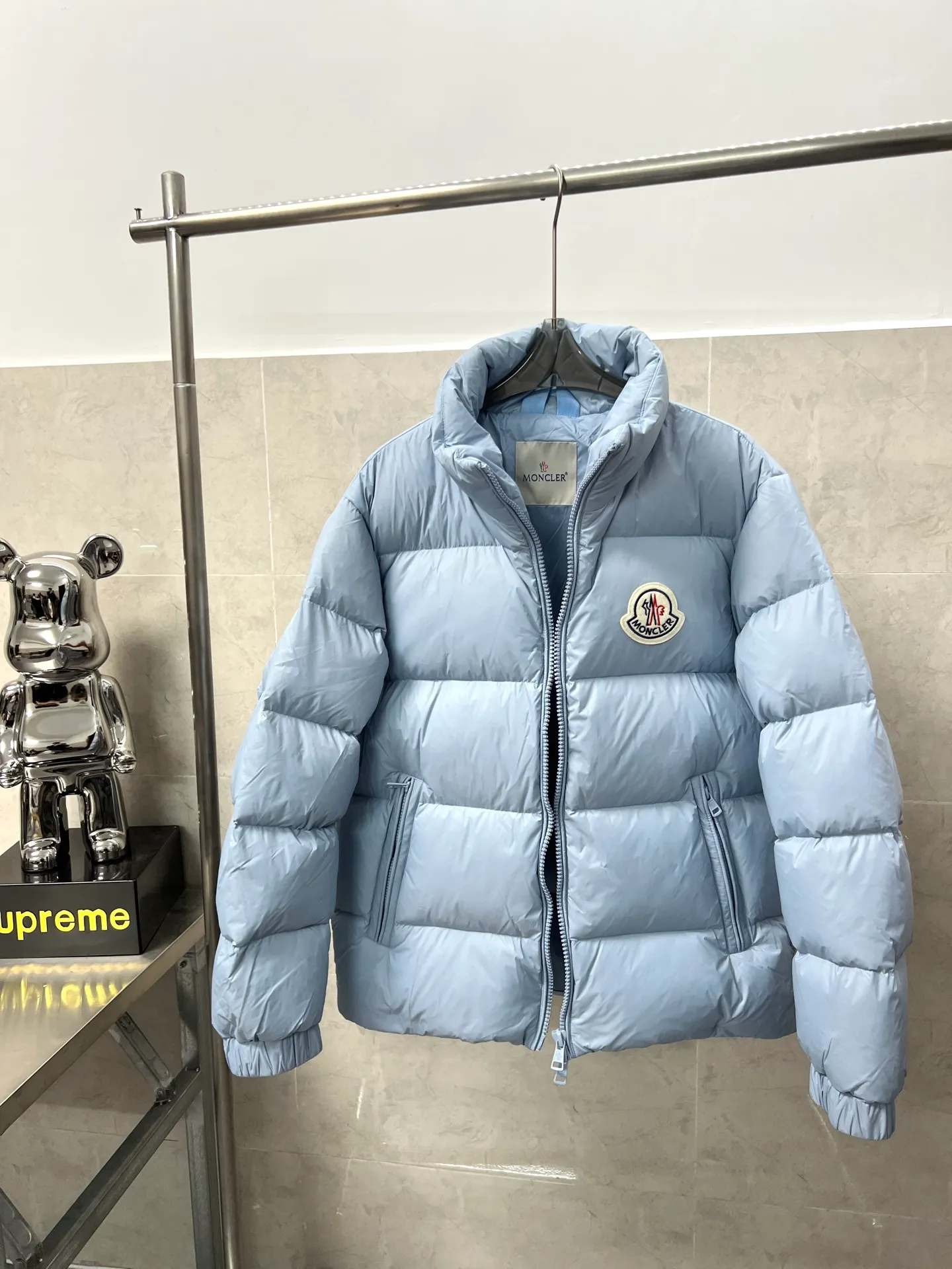 P800 Moncler autumn and winter new big label stand collar down jacket. Original customized hardware accessories. All imported original customization. Absolutely high quality. Full and fluffy. Super heavy-duty fabric. Excellent workmanship. Perfect version. Fabric is super comfortable. Same style for men and women. Color: black and sky blue. Size: 12345