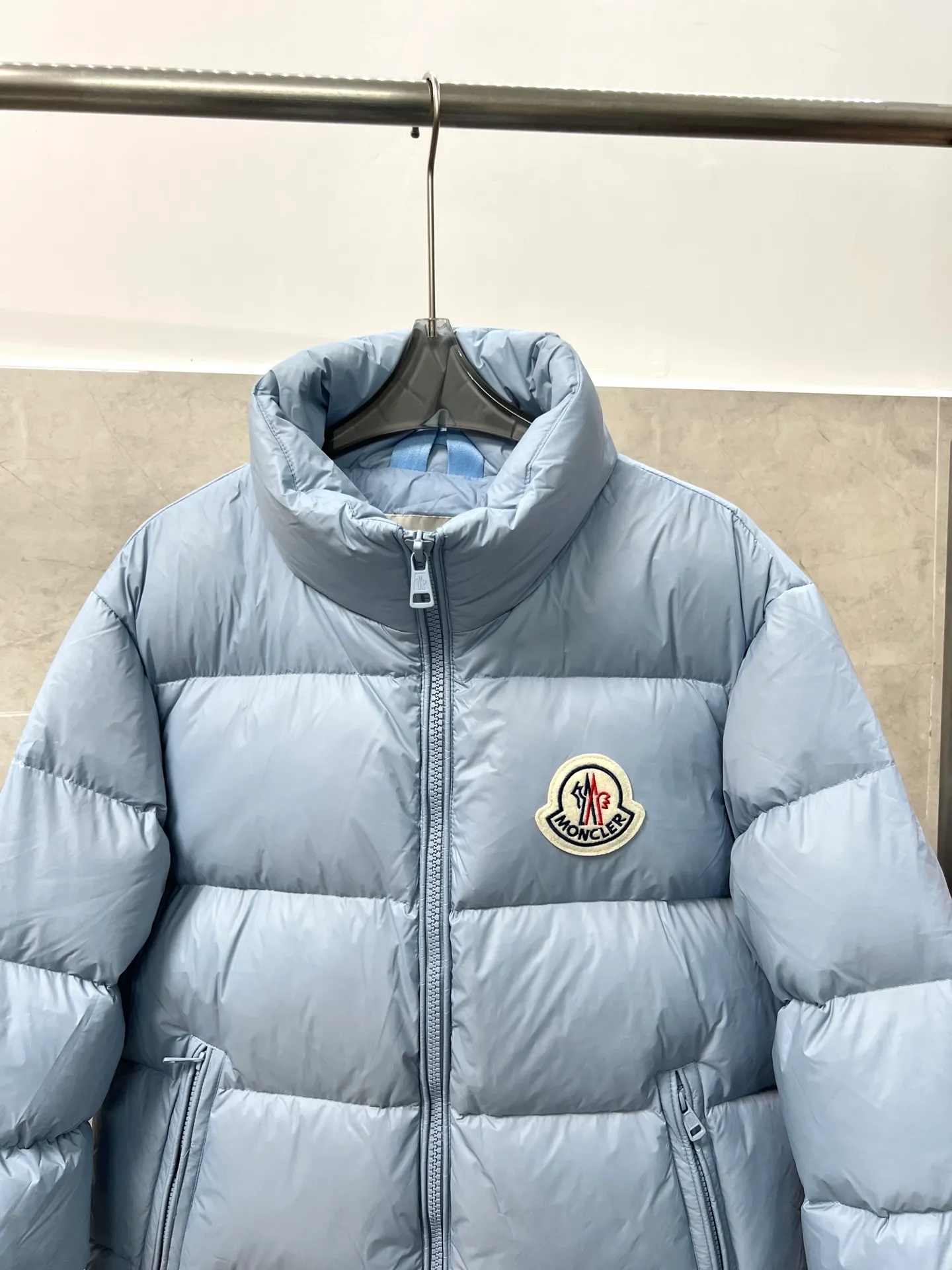 P800 Moncler autumn and winter new big label stand collar down jacket. Original customized hardware accessories. All imported original customization. Absolutely high quality. Full and fluffy. Super heavy-duty fabric. Excellent workmanship. Perfect version. Fabric is super comfortable. Same style for men and women. Color: black and sky blue. Size: 12345