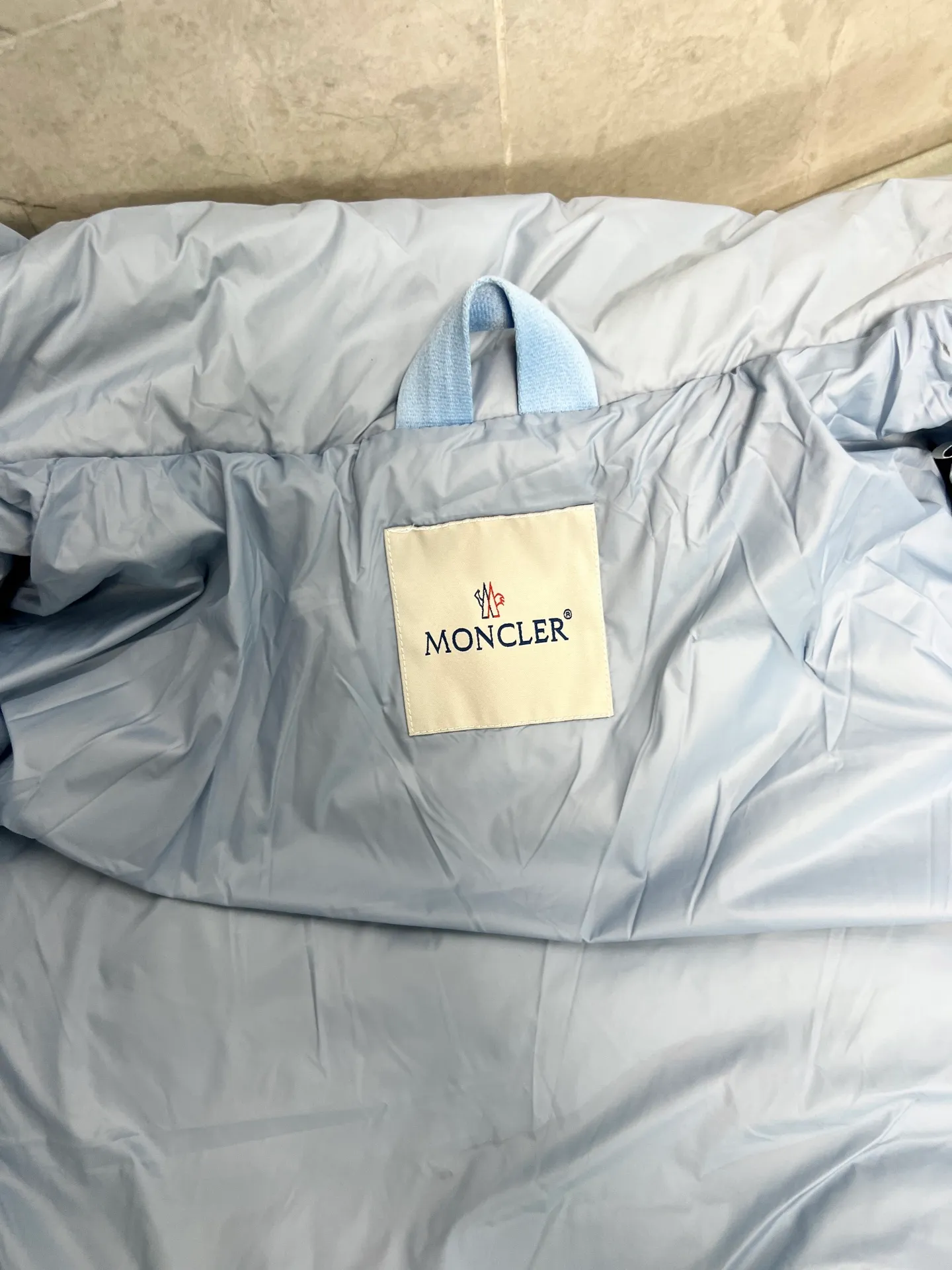 P800 Moncler autumn and winter new big label stand collar down jacket. Original customized hardware accessories. All imported original customization. Absolutely high quality. Full and fluffy. Super heavy-duty fabric. Excellent workmanship. Perfect version. Fabric is super comfortable. Same style for men and women. Color: black and sky blue. Size: 12345