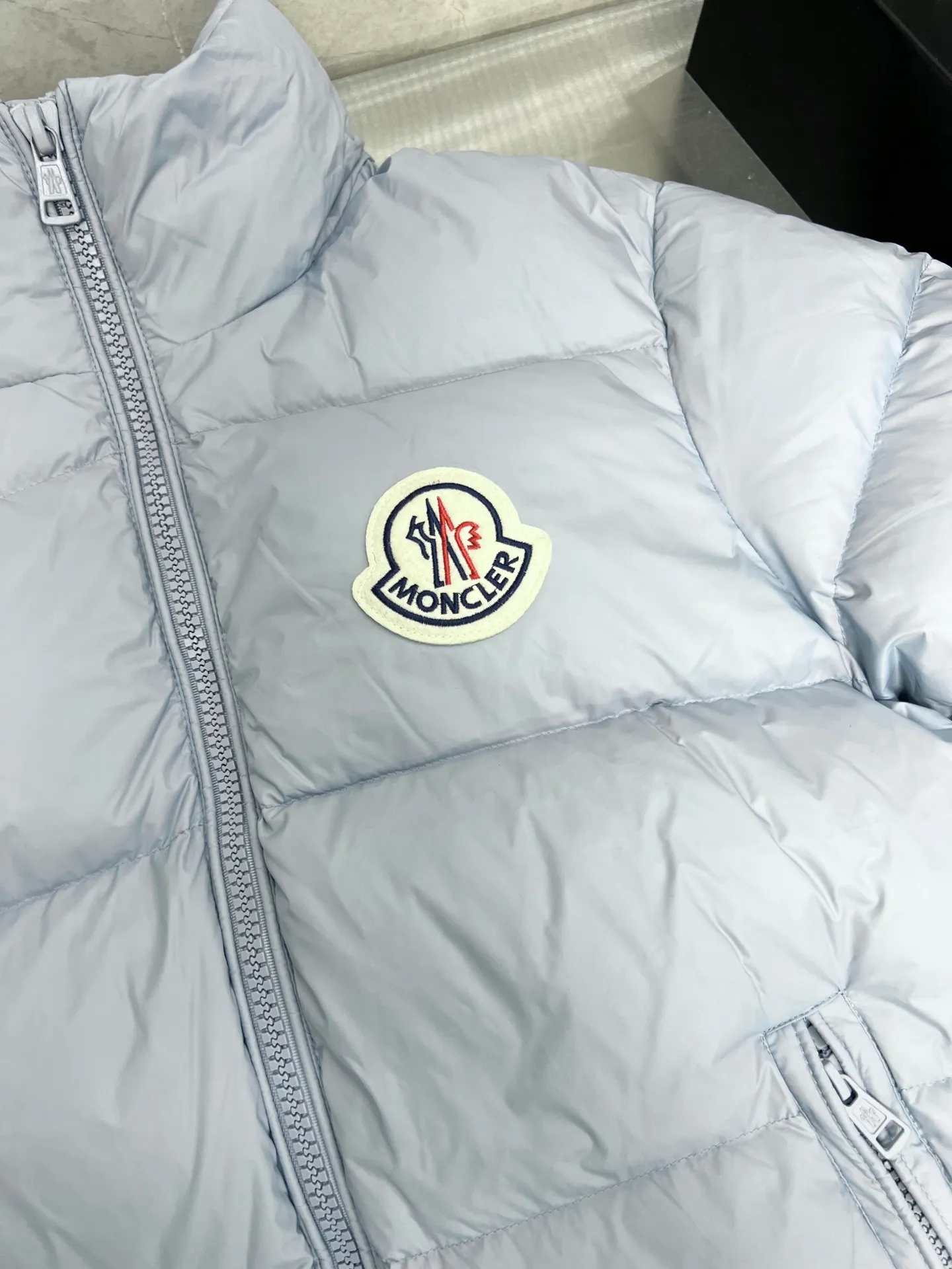 P800 Moncler autumn and winter new big label stand collar down jacket. Original customized hardware accessories. All imported original customization. Absolutely high quality. Full and fluffy. Super heavy-duty fabric. Excellent workmanship. Perfect version. Fabric is super comfortable. Same style for men and women. Color: black and sky blue. Size: 12345