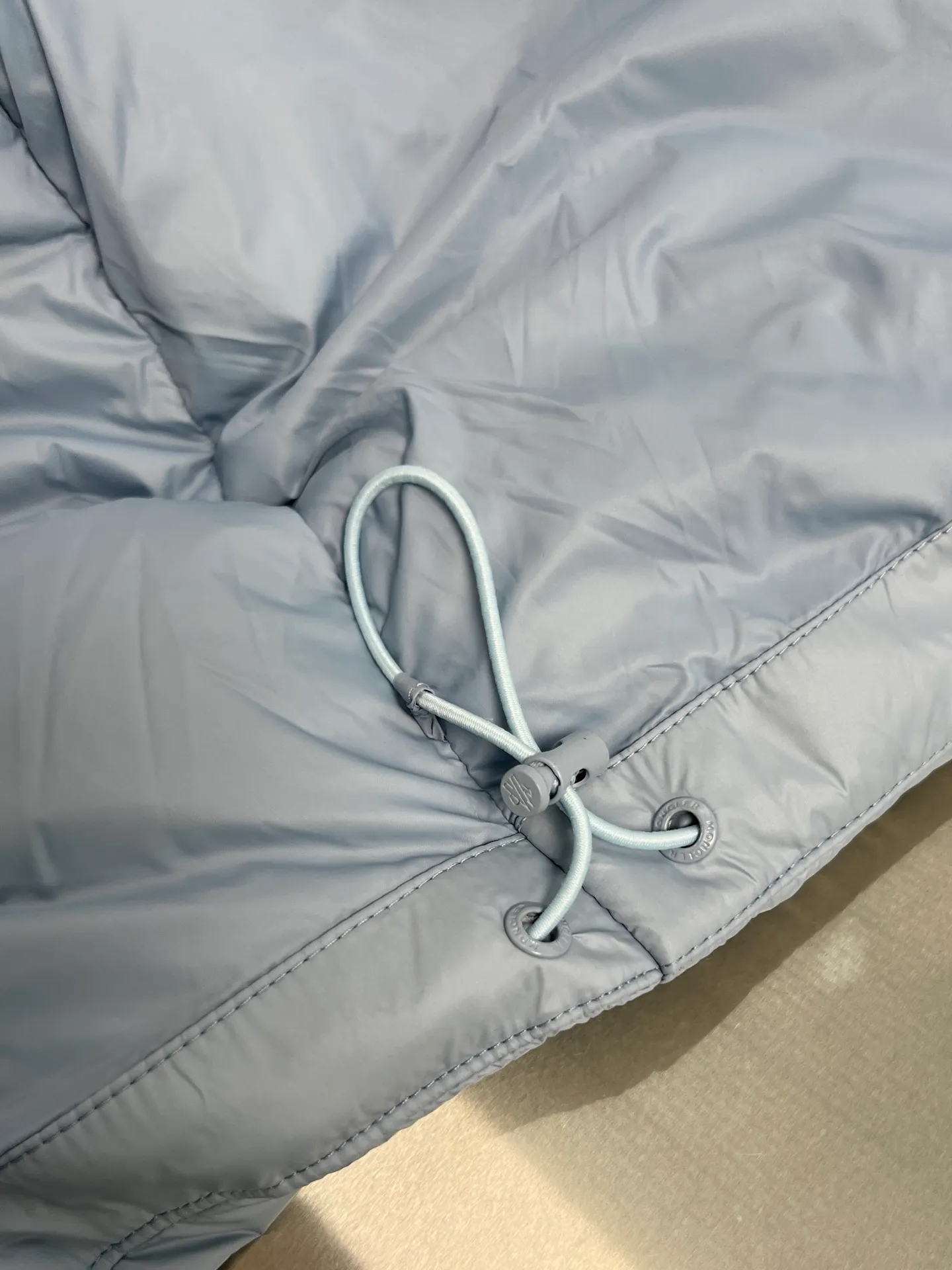 P800 Moncler autumn and winter new big label stand collar down jacket. Original customized hardware accessories. All imported original customization. Absolutely high quality. Full and fluffy. Super heavy-duty fabric. Excellent workmanship. Perfect version. Fabric is super comfortable. Same style for men and women. Color: black and sky blue. Size: 12345