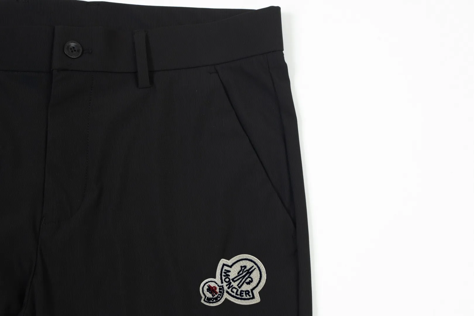 P250 Moncler spring and summer new model, two-color high-quality thin business casual fashionable ice silk trousers. Smooth, comfortable, anti-wrinkle and traceless good trousers. 🗯Soft texture, slightly elastic to the touch, cool ice silk trousers. Waist elastic band, fashionable version design. 🗯 Neat and neat line routing, suitable for both business and leisure! It can be easily controlled by all body types. Two classic colors are available. 🗯New summer product. Versatile and easy to match. The upper body is very simple, handsome and stylish. Both men and women can easily control it. Color: Black Gray Size: M-XXXL