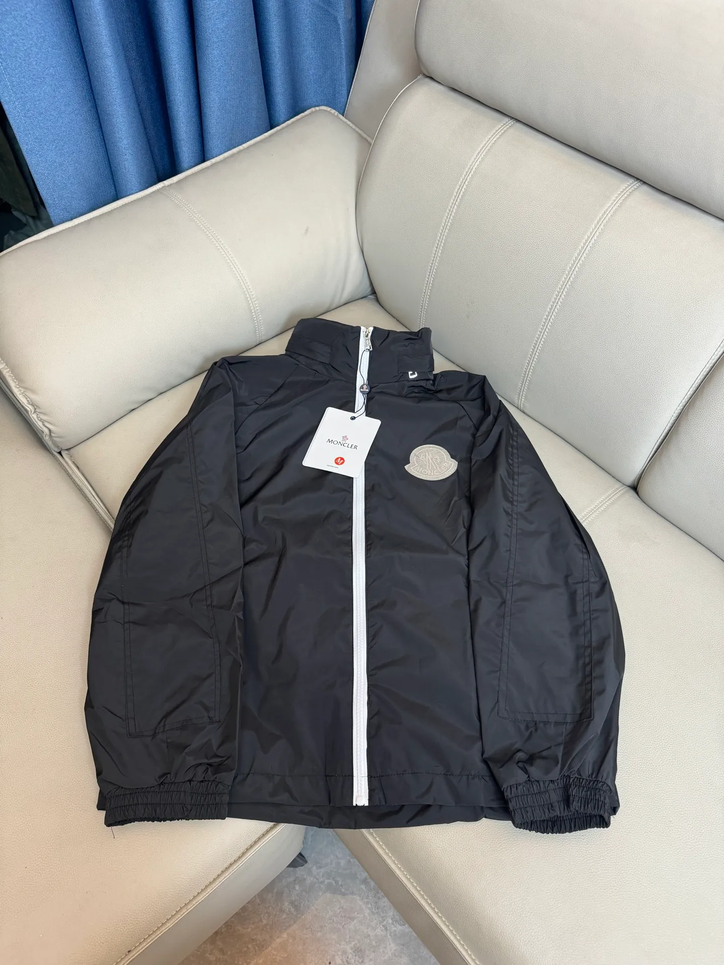 P290 Moncler/Mask thin windproof spring jacket, with all customized hardware accessories and inscribed logo. This seasonal hooded jacket is soft and lightweight on the upper body. It is windproof and waterproof. It can be used as a windbreaker, a coat, or a sun protection suit. It can be worn in many ways.  Color: Black Size: M-XXL