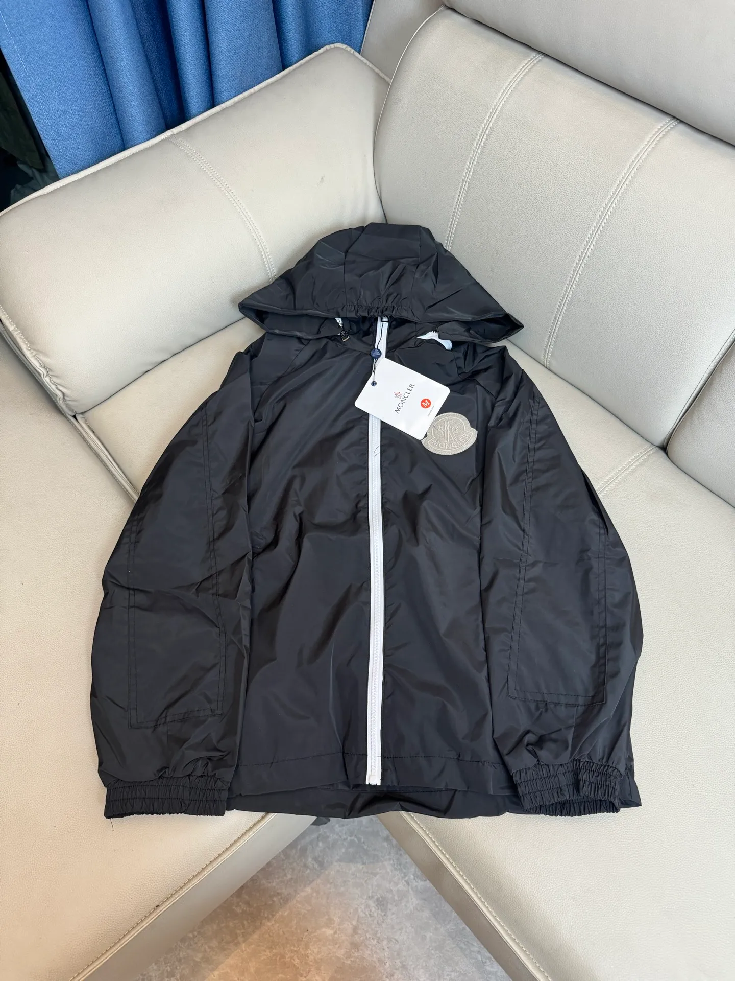 P290 Moncler/Mask thin windproof spring jacket, with all customized hardware accessories and inscribed logo. This seasonal hooded jacket is soft and lightweight on the upper body. It is windproof and waterproof. It can be used as a windbreaker, a coat, or a sun protection suit. It can be worn in many ways.  Color: Black Size: M-XXL