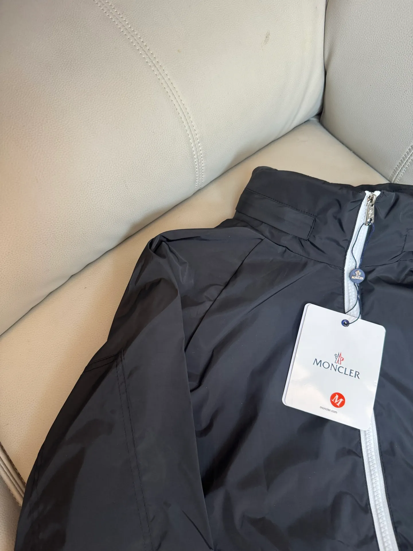 P290 Moncler/Mask thin windproof spring jacket, with all customized hardware accessories and inscribed logo. This seasonal hooded jacket is soft and lightweight on the upper body. It is windproof and waterproof. It can be used as a windbreaker, a coat, or a sun protection suit. It can be worn in many ways.  Color: Black Size: M-XXL