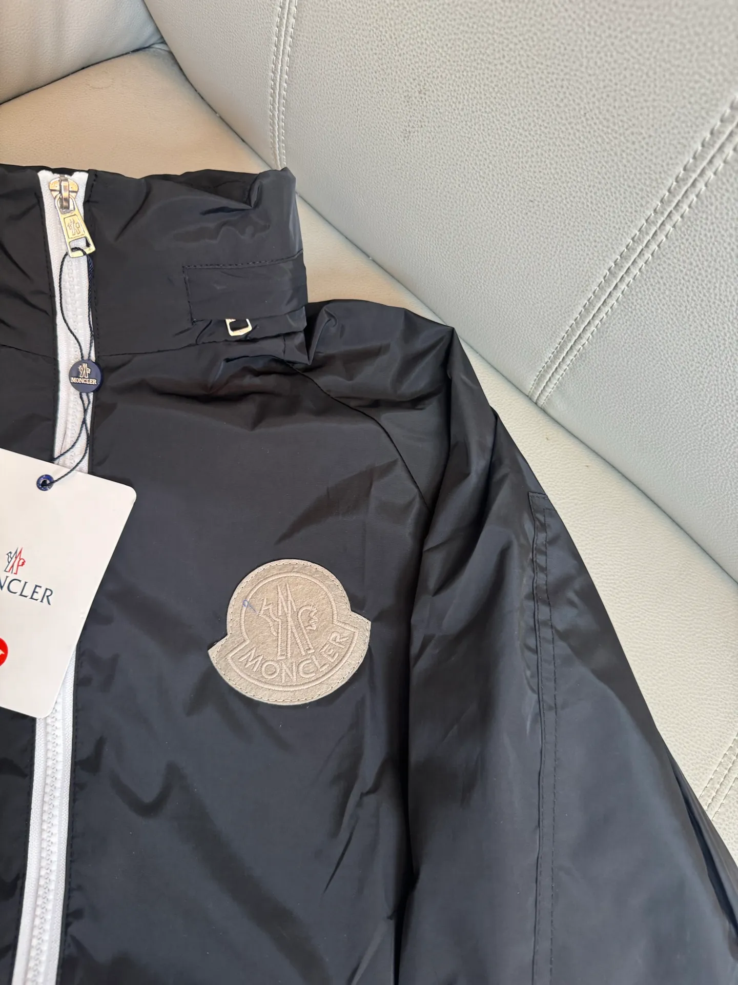 P290 Moncler/Mask thin windproof spring jacket, with all customized hardware accessories and inscribed logo. This seasonal hooded jacket is soft and lightweight on the upper body. It is windproof and waterproof. It can be used as a windbreaker, a coat, or a sun protection suit. It can be worn in many ways.  Color: Black Size: M-XXL