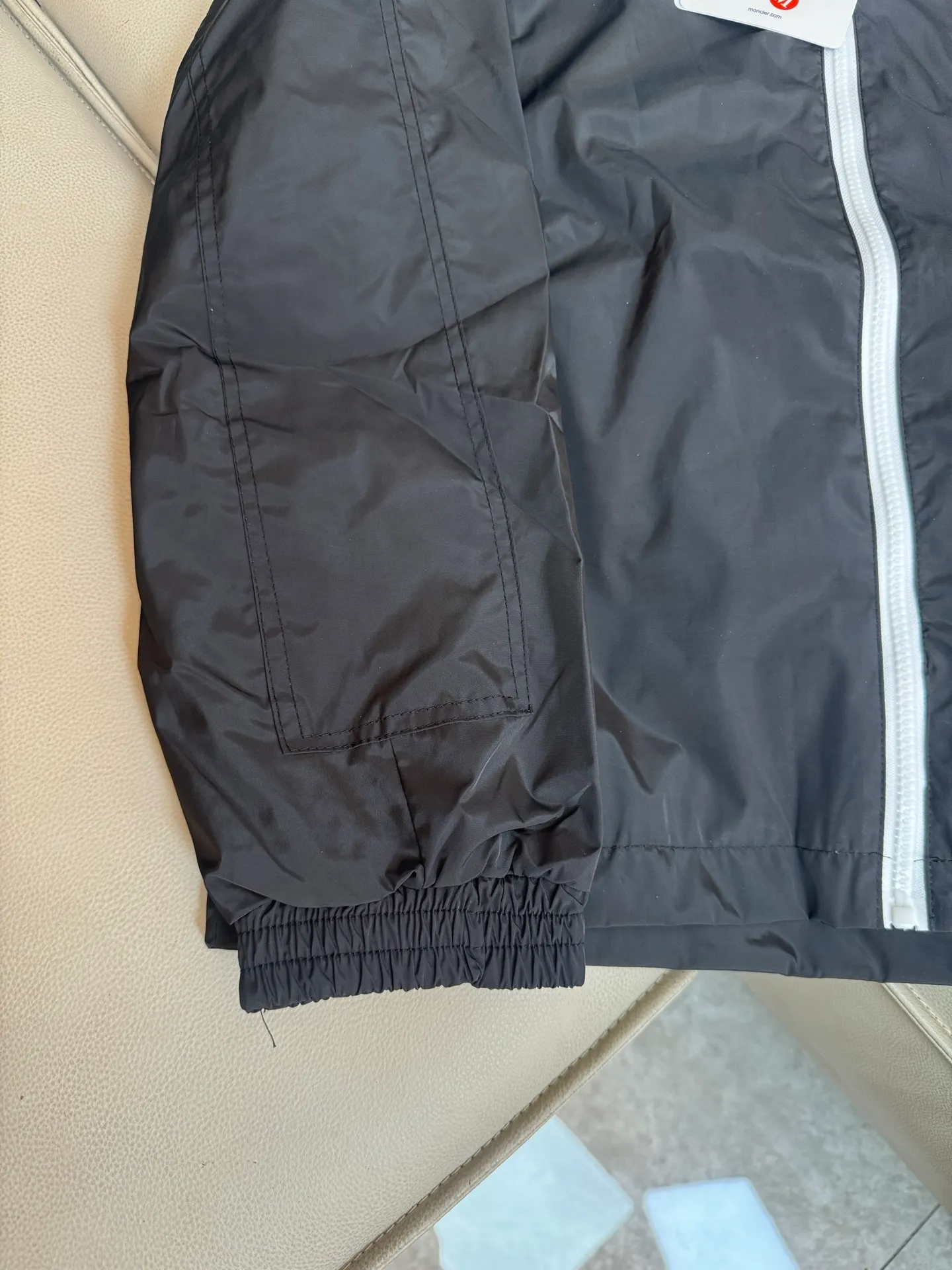 P290 Moncler/Mask thin windproof spring jacket, with all customized hardware accessories and inscribed logo. This seasonal hooded jacket is soft and lightweight on the upper body. It is windproof and waterproof. It can be used as a windbreaker, a coat, or a sun protection suit. It can be worn in many ways.  Color: Black Size: M-XXL