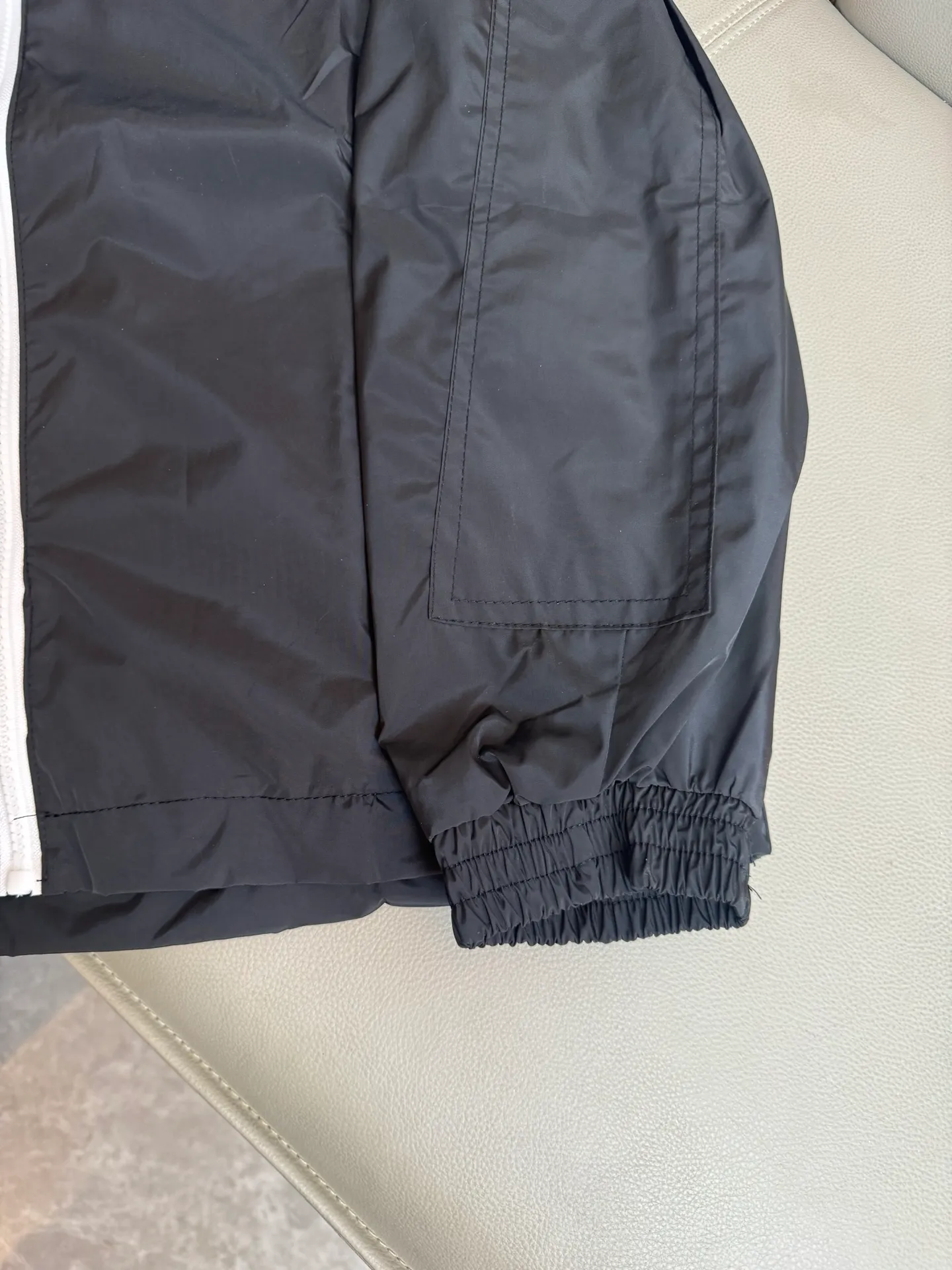 P290 Moncler/Mask thin windproof spring jacket, with all customized hardware accessories and inscribed logo. This seasonal hooded jacket is soft and lightweight on the upper body. It is windproof and waterproof. It can be used as a windbreaker, a coat, or a sun protection suit. It can be worn in many ways.  Color: Black Size: M-XXL