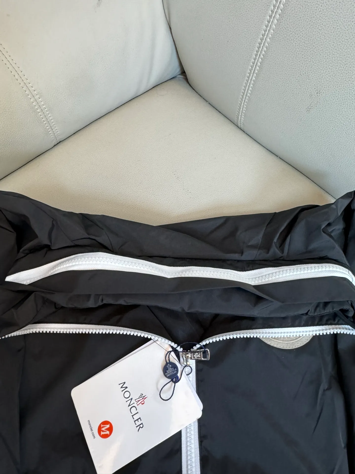 P290 Moncler/Mask thin windproof spring jacket, with all customized hardware accessories and inscribed logo. This seasonal hooded jacket is soft and lightweight on the upper body. It is windproof and waterproof. It can be used as a windbreaker, a coat, or a sun protection suit. It can be worn in many ways.  Color: Black Size: M-XXL