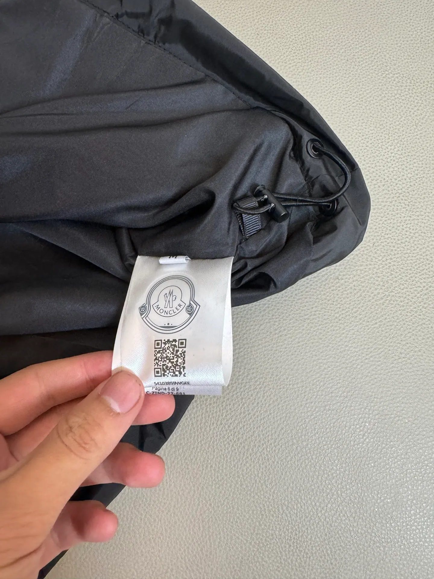 P290 Moncler/Mask thin windproof spring jacket, with all customized hardware accessories and inscribed logo. This seasonal hooded jacket is soft and lightweight on the upper body. It is windproof and waterproof. It can be used as a windbreaker, a coat, or a sun protection suit. It can be worn in many ways.  Color: Black Size: M-XXL