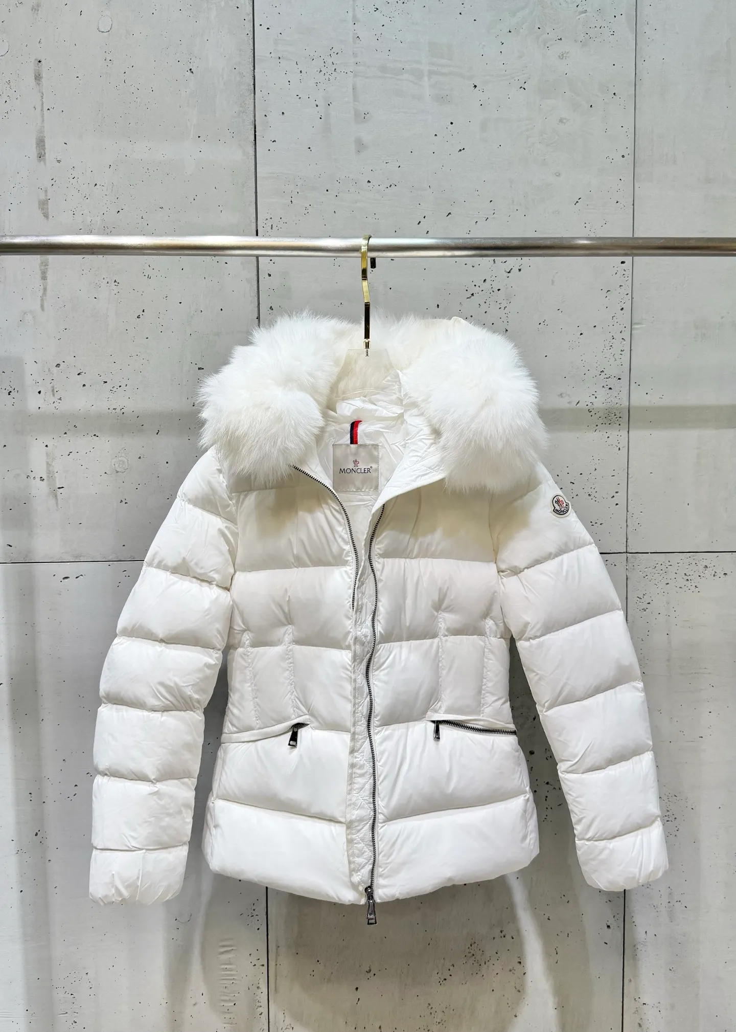 P1040 Moncler Boed short women's down jacket 🌟 The Boed down jacket is designed with a feminine silhouette and is equipped with a delicate belt to create a sophisticated and elegant winter look. This hooded down jacket is made from longue saison fabric and features a luxurious, rich fox fur collar. Cold protection and beauty coexist, black, white, coffee and military green, size 1234