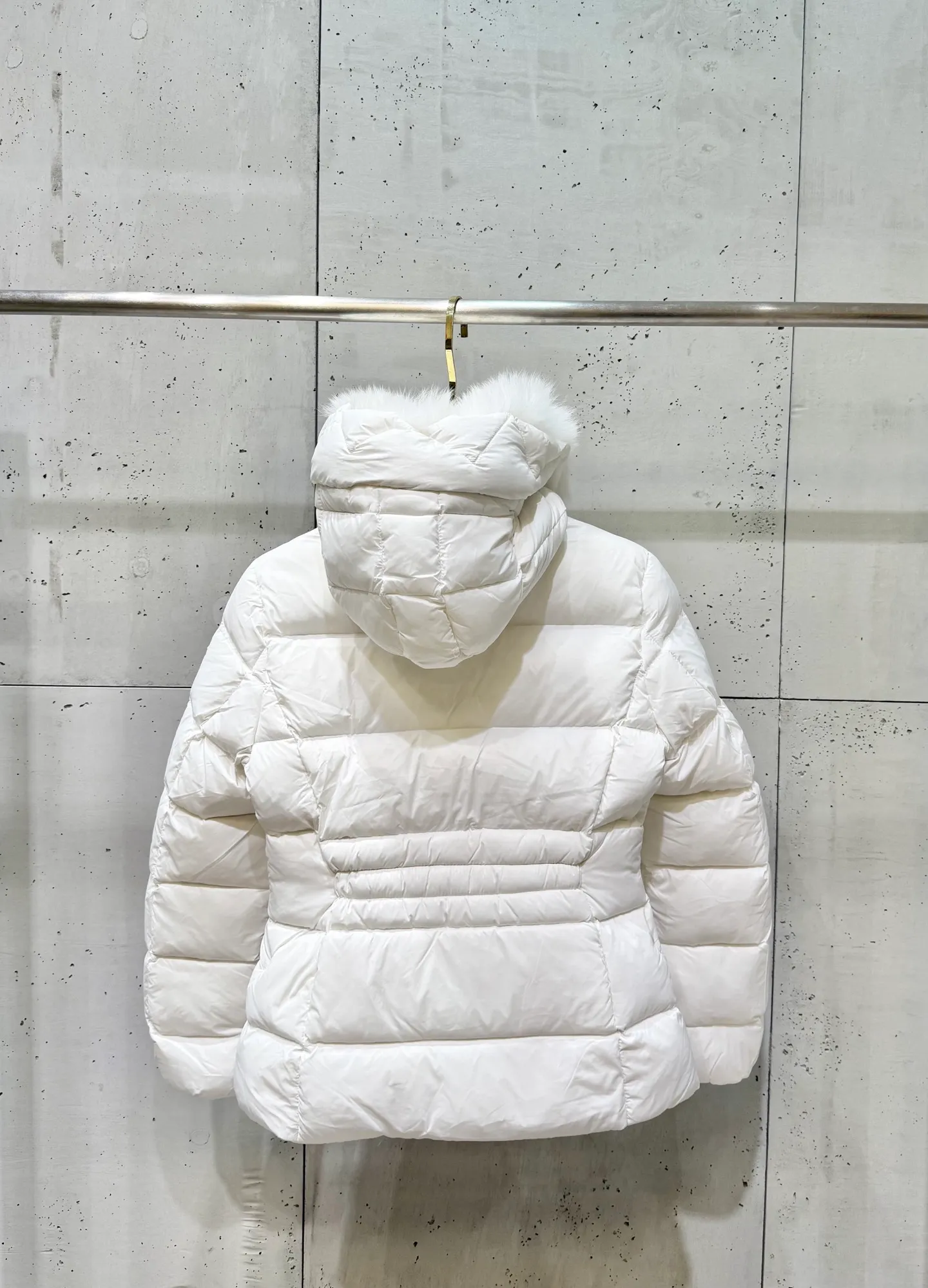 P1040 Moncler Boed short women's down jacket 🌟 The Boed down jacket is designed with a feminine silhouette and is equipped with a delicate belt to create a sophisticated and elegant winter look. This hooded down jacket is made from longue saison fabric and features a luxurious, rich fox fur collar. Cold protection and beauty coexist, black, white, coffee and military green, size 1234