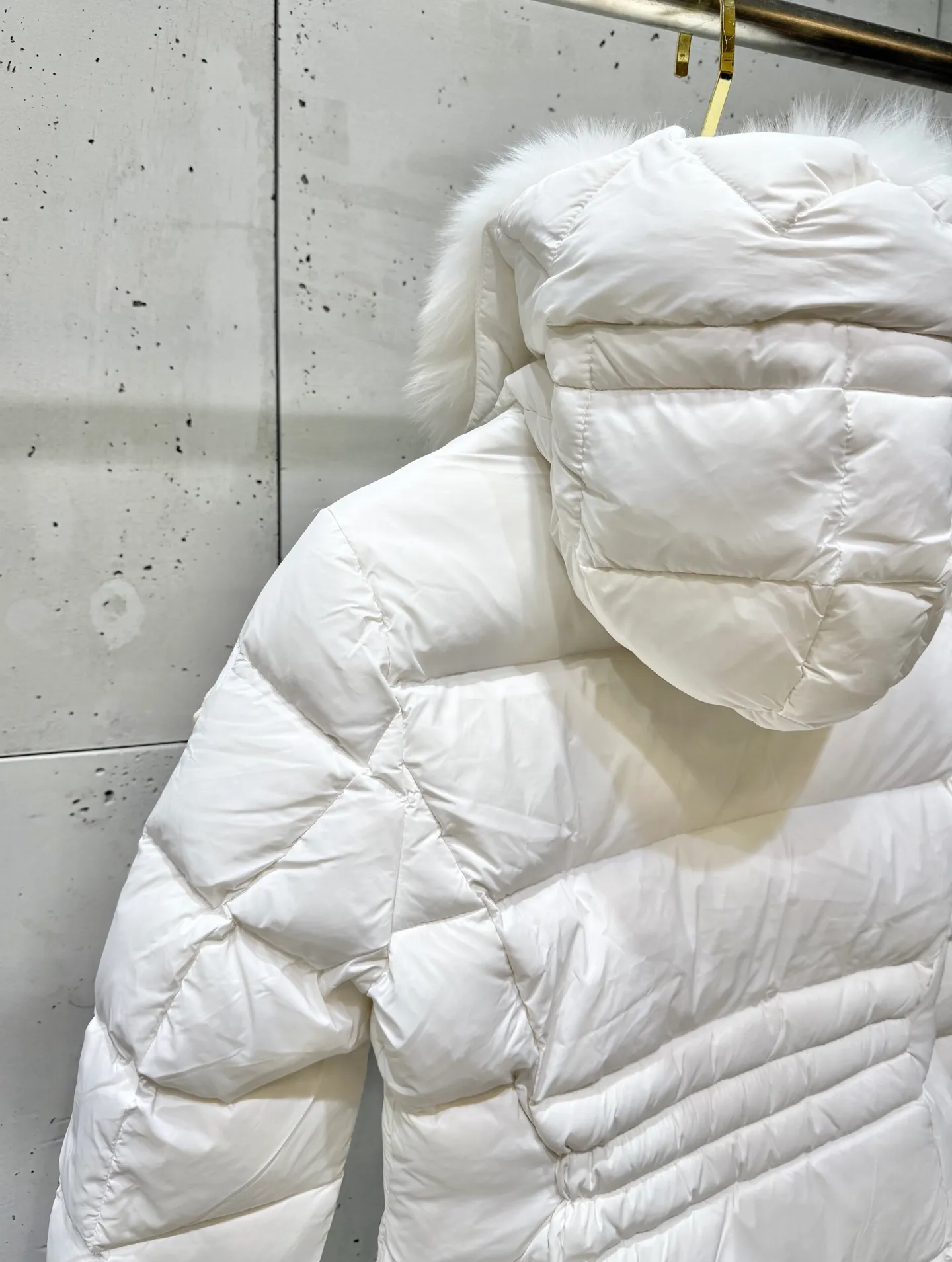P1040 Moncler Boed short women's down jacket 🌟 The Boed down jacket is designed with a feminine silhouette and is equipped with a delicate belt to create a sophisticated and elegant winter look. This hooded down jacket is made from longue saison fabric and features a luxurious, rich fox fur collar. Cold protection and beauty coexist, black, white, coffee and military green, size 1234