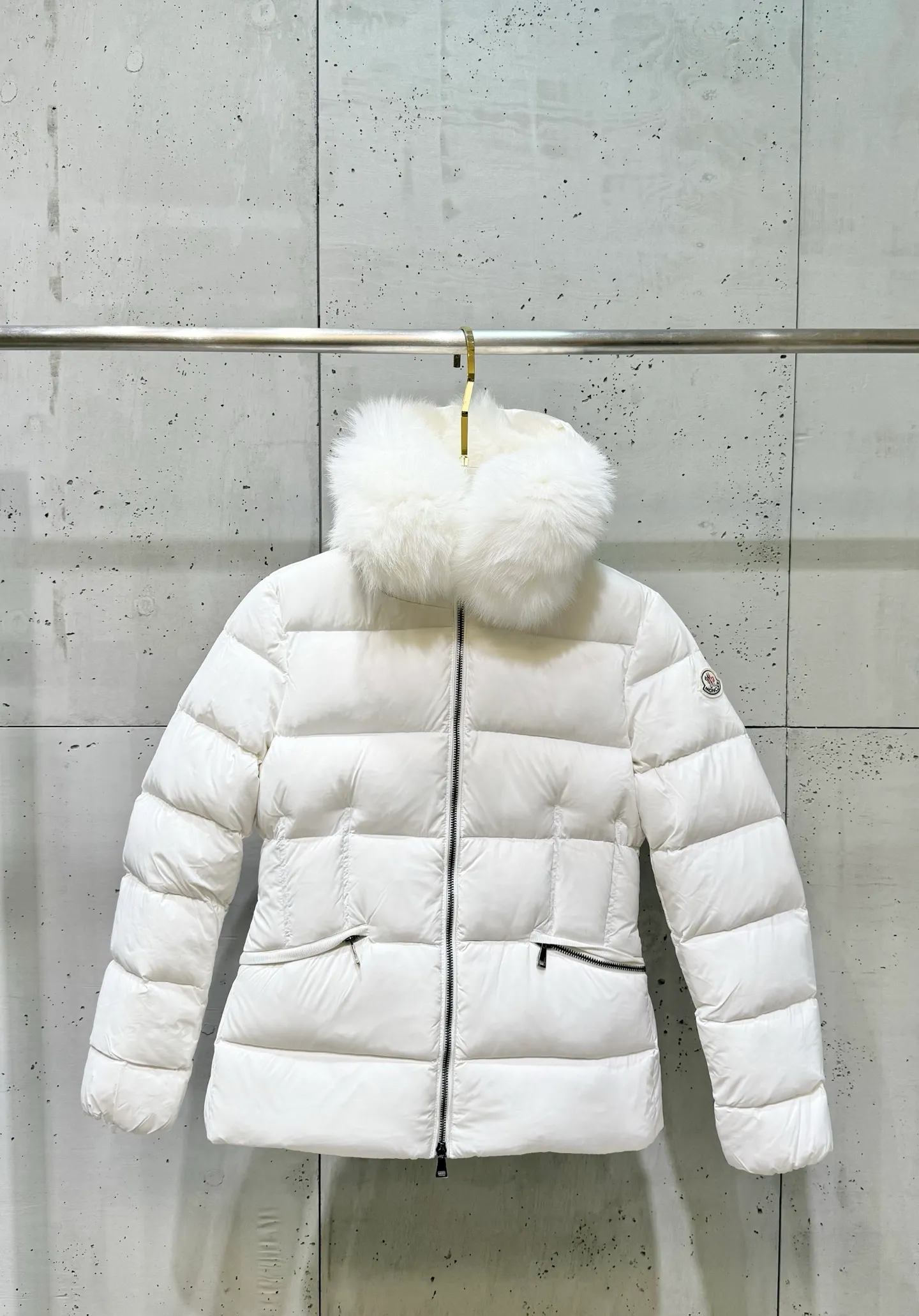 P1040 Moncler Boed short women's down jacket 🌟 The Boed down jacket is designed with a feminine silhouette and is equipped with a delicate belt to create a sophisticated and elegant winter look. This hooded down jacket is made from longue saison fabric and features a luxurious, rich fox fur collar. Cold protection and beauty coexist, black, white, coffee and military green, size 1234