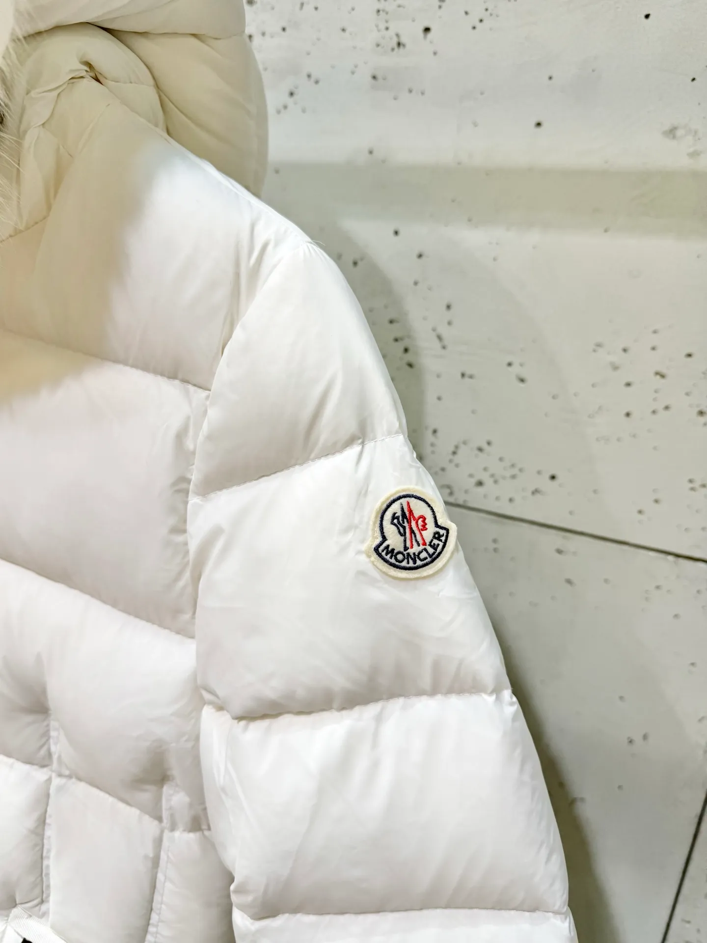 P1040 Moncler Boed short women's down jacket 🌟 The Boed down jacket is designed with a feminine silhouette and is equipped with a delicate belt to create a sophisticated and elegant winter look. This hooded down jacket is made from longue saison fabric and features a luxurious, rich fox fur collar. Cold protection and beauty coexist, black, white, coffee and military green, size 1234