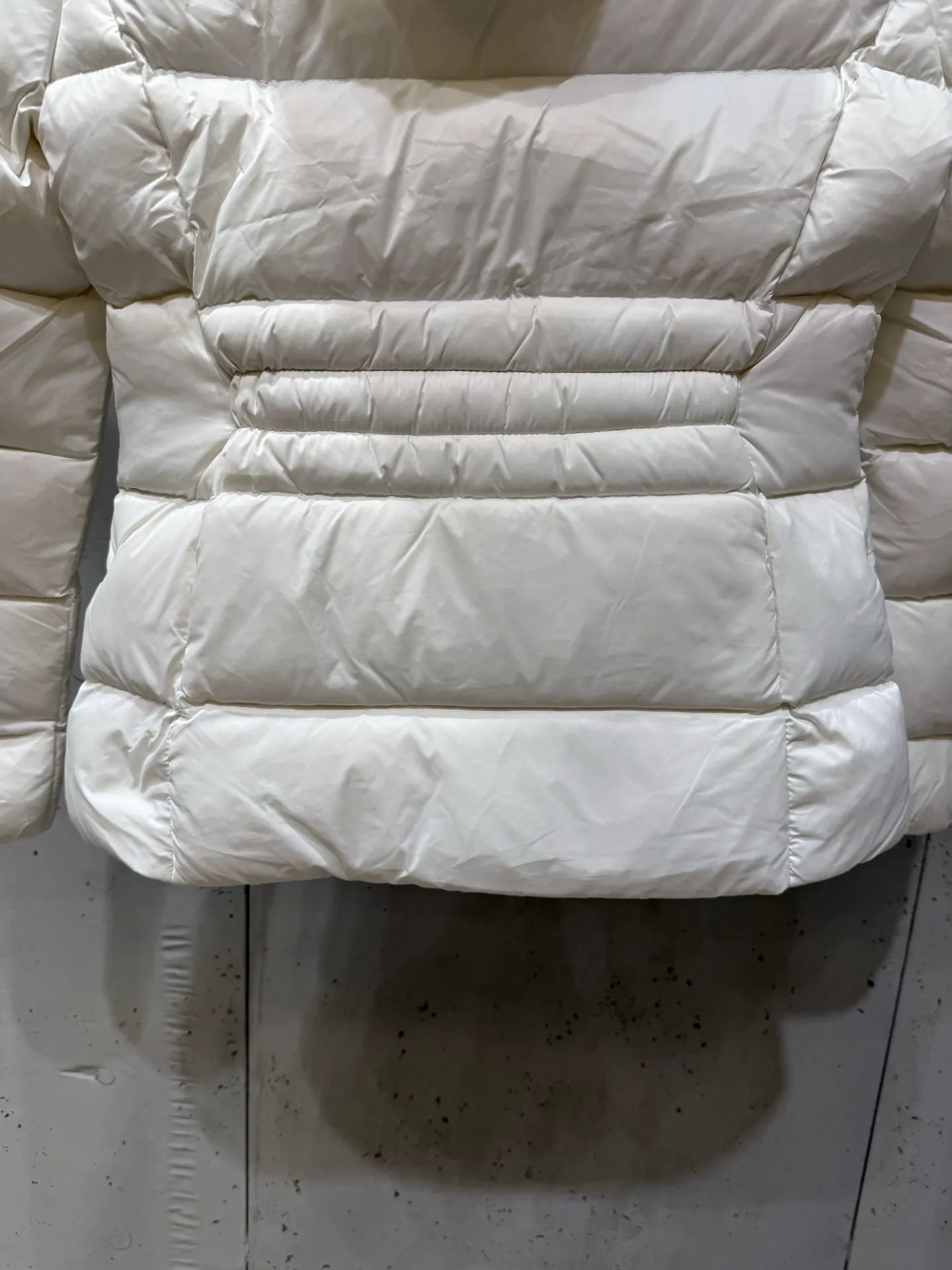 P1040 Moncler Boed short women's down jacket 🌟 The Boed down jacket is designed with a feminine silhouette and is equipped with a delicate belt to create a sophisticated and elegant winter look. This hooded down jacket is made from longue saison fabric and features a luxurious, rich fox fur collar. Cold protection and beauty coexist, black, white, coffee and military green, size 1234