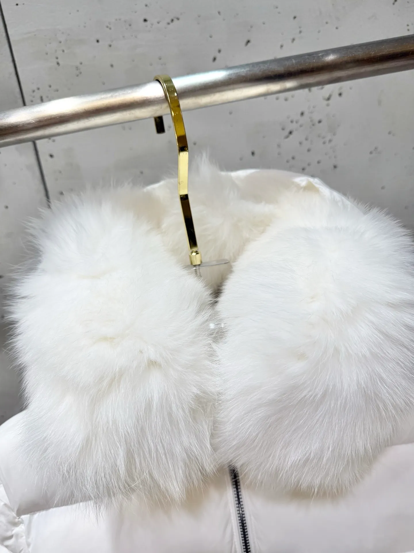 P1040 Moncler Boed short women's down jacket 🌟 The Boed down jacket is designed with a feminine silhouette and is equipped with a delicate belt to create a sophisticated and elegant winter look. This hooded down jacket is made from longue saison fabric and features a luxurious, rich fox fur collar. Cold protection and beauty coexist, black, white, coffee and military green, size 1234