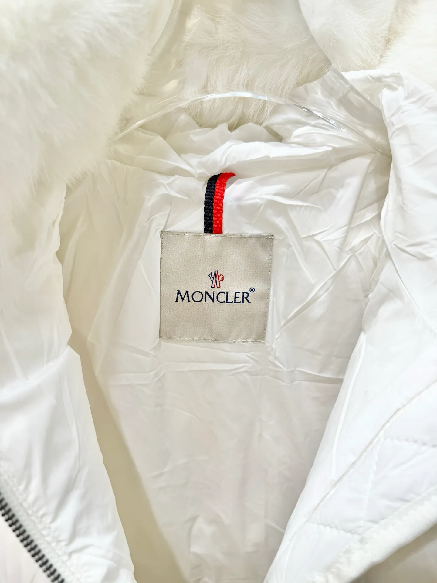 P1040 Moncler Boed short women's down jacket 🌟 The Boed down jacket is designed with a feminine silhouette and is equipped with a delicate belt to create a sophisticated and elegant winter look. This hooded down jacket is made from longue saison fabric and features a luxurious, rich fox fur collar. Cold protection and beauty coexist, black, white, coffee and military green, size 1234