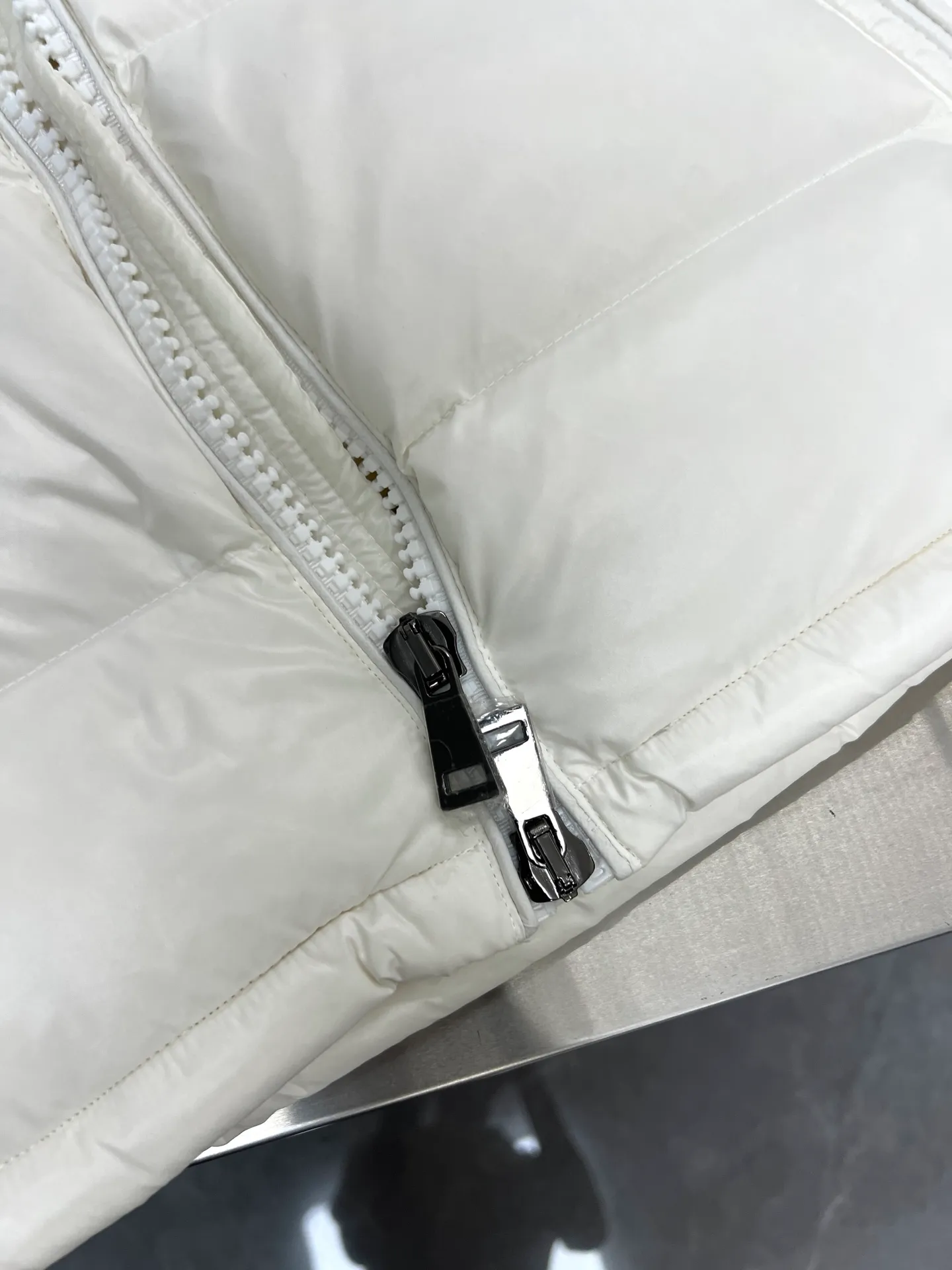 P740 Moncler Maya Zip Hooded Nylon Thermal Down Jacket This down jacket is inspired by the Italian Paninaro culture of the 1980s. Updated with a range of soft colors and molded details. Made from durable nylon paint to handle any unforeseen weather. This model features a super smart design with removable hood and performance to ensure comfort and freedom of movement. Colors: Black White Pink Size: 12345