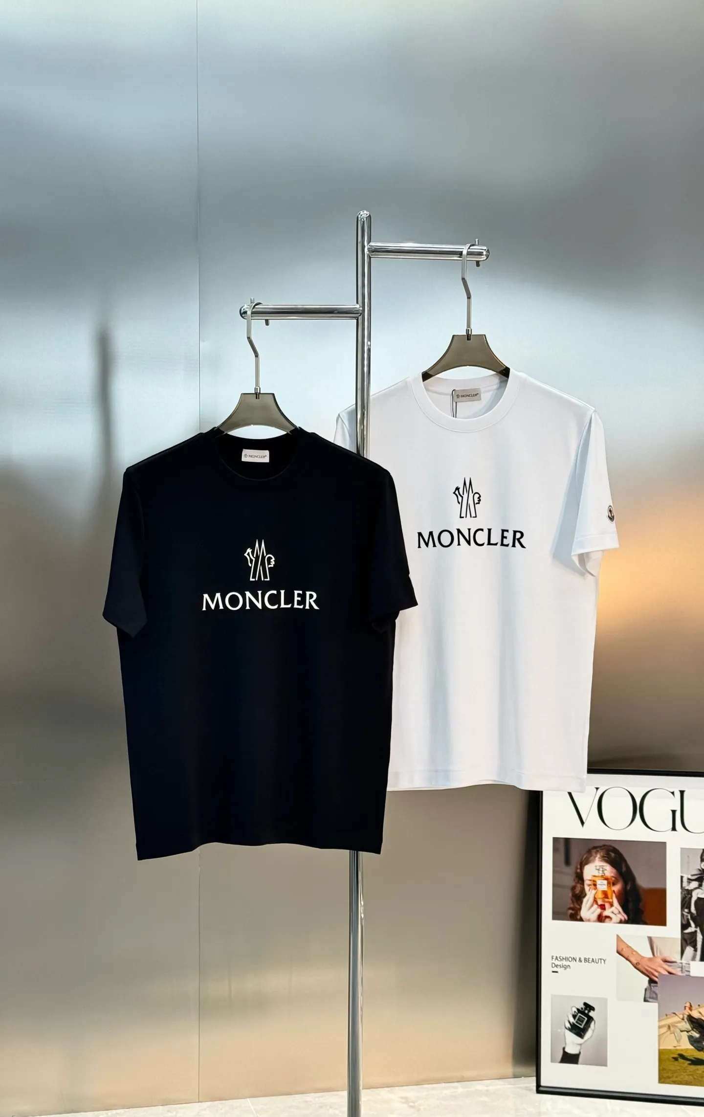 P160 Meng Mouth 25s new modal T-shirt. Made of high-quality 280g modal cotton, which is soft, breathable, and super comfortable to wear! The word "MONCLER" is printed on the chest. The basic brand letters are simple and recognizable. The classic small hat with embroidered mouth is embroidered. The round neck cut is versatile and does not matter the body shape. It can be easily worn whether it is leisure or sports. Italian high-end outdoor brand, fashionable and practical, quality control is a must! Color: black. White. Size: S-XXL fit version! (L is recommended for 175/140 pounds)