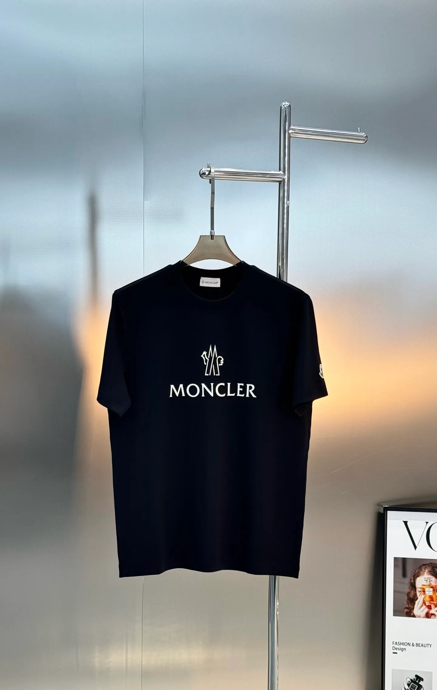 P160 Meng Mouth 25s new modal T-shirt. Made of high-quality 280g modal cotton, which is soft, breathable, and super comfortable to wear! The word "MONCLER" is printed on the chest. The basic brand letters are simple and recognizable. The classic small hat with embroidered mouth is embroidered. The round neck cut is versatile and does not matter the body shape. It can be easily worn whether it is leisure or sports. Italian high-end outdoor brand, fashionable and practical, quality control is a must! Color: black. White. Size: S-XXL fit version! (L is recommended for 175/140 pounds)