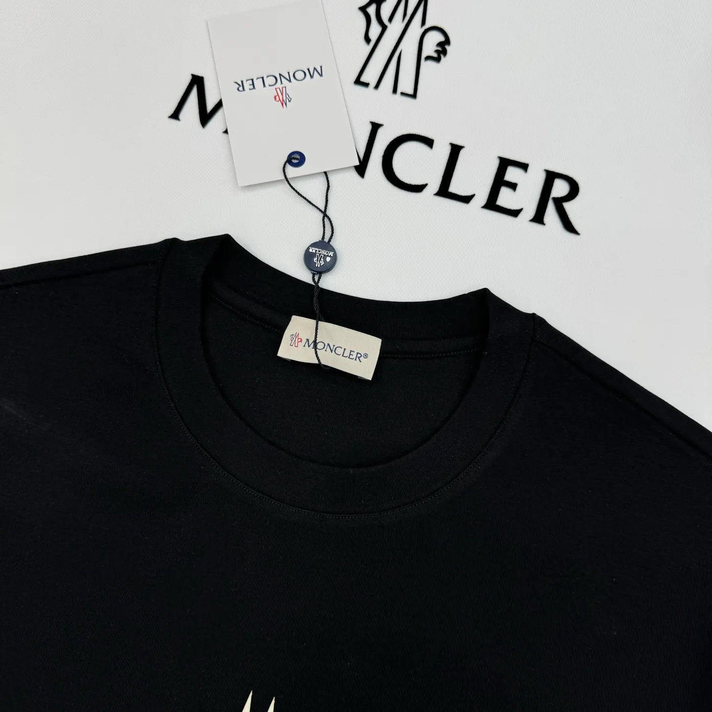 P160 Meng Mouth 25s new modal T-shirt. Made of high-quality 280g modal cotton, which is soft, breathable, and super comfortable to wear! The word "MONCLER" is printed on the chest. The basic brand letters are simple and recognizable. The classic small hat with embroidered mouth is embroidered. The round neck cut is versatile and does not matter the body shape. It can be easily worn whether it is leisure or sports. Italian high-end outdoor brand, fashionable and practical, quality control is a must! Color: black. White. Size: S-XXL fit version! (L is recommended for 175/140 pounds)