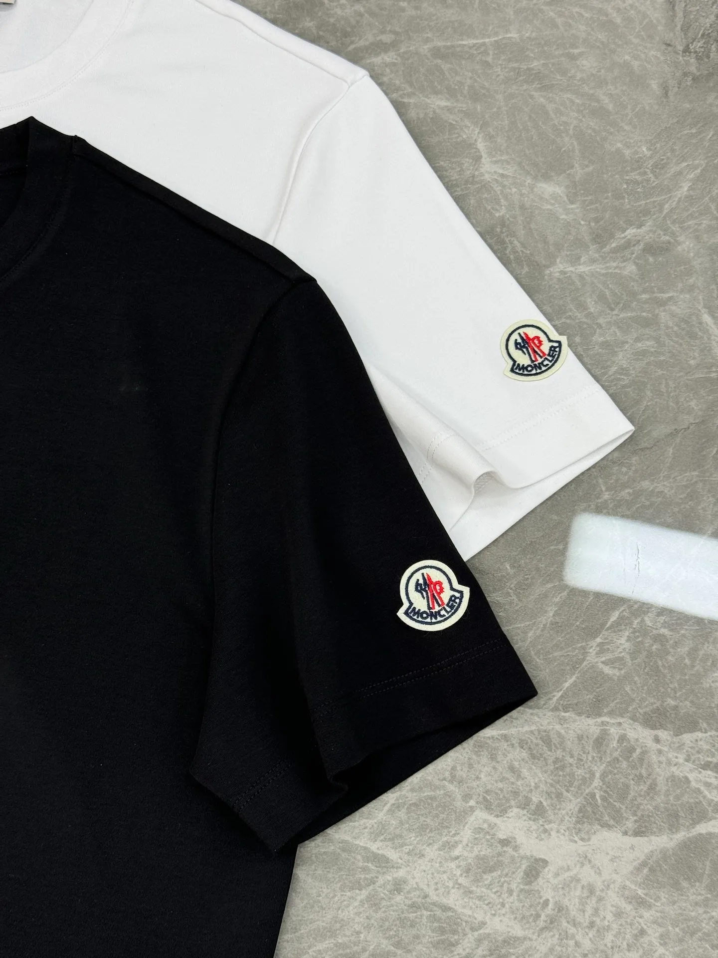 P160 Meng Mouth 25s new modal T-shirt. Made of high-quality 280g modal cotton, which is soft, breathable, and super comfortable to wear! The word "MONCLER" is printed on the chest. The basic brand letters are simple and recognizable. The classic small hat with embroidered mouth is embroidered. The round neck cut is versatile and does not matter the body shape. It can be easily worn whether it is leisure or sports. Italian high-end outdoor brand, fashionable and practical, quality control is a must! Color: black. White. Size: S-XXL fit version! (L is recommended for 175/140 pounds)