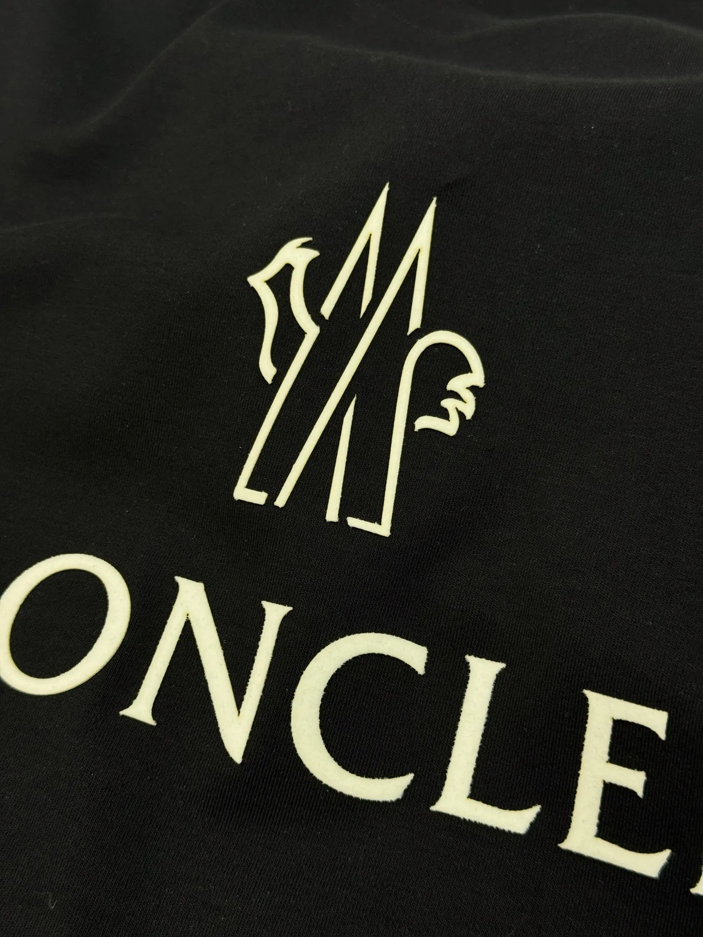 P160 Meng Mouth 25s new modal T-shirt. Made of high-quality 280g modal cotton, which is soft, breathable, and super comfortable to wear! The word "MONCLER" is printed on the chest. The basic brand letters are simple and recognizable. The classic small hat with embroidered mouth is embroidered. The round neck cut is versatile and does not matter the body shape. It can be easily worn whether it is leisure or sports. Italian high-end outdoor brand, fashionable and practical, quality control is a must! Color: black. White. Size: S-XXL fit version! (L is recommended for 175/140 pounds)