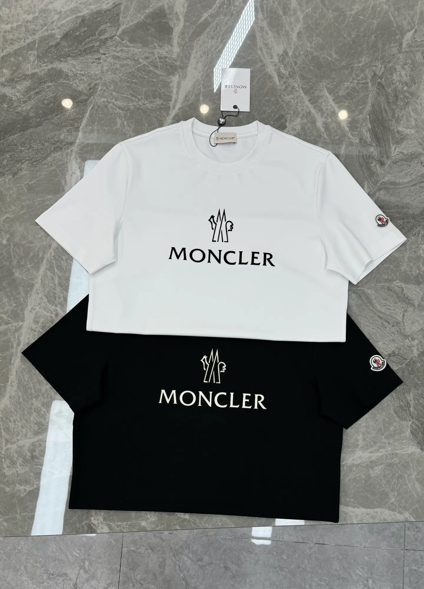 P160 Meng Mouth 25s new modal T-shirt. Made of high-quality 280g modal cotton, which is soft, breathable, and super comfortable to wear! The word "MONCLER" is printed on the chest. The basic brand letters are simple and recognizable. The classic small hat with embroidered mouth is embroidered. The round neck cut is versatile and does not matter the body shape. It can be easily worn whether it is leisure or sports. Italian high-end outdoor brand, fashionable and practical, quality control is a must! Color: black. White. Size: S-XXL fit version! (L is recommended for 175/140 pounds)